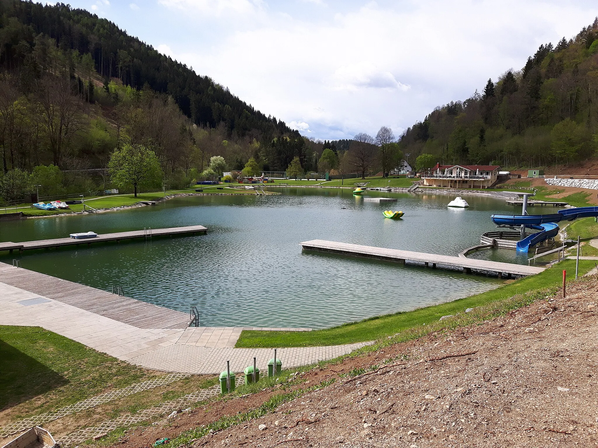 Photo showing: The natural swimming pond of the Bad Weihermühle west of Gratwein, Gratwein-Straßengel, Styria