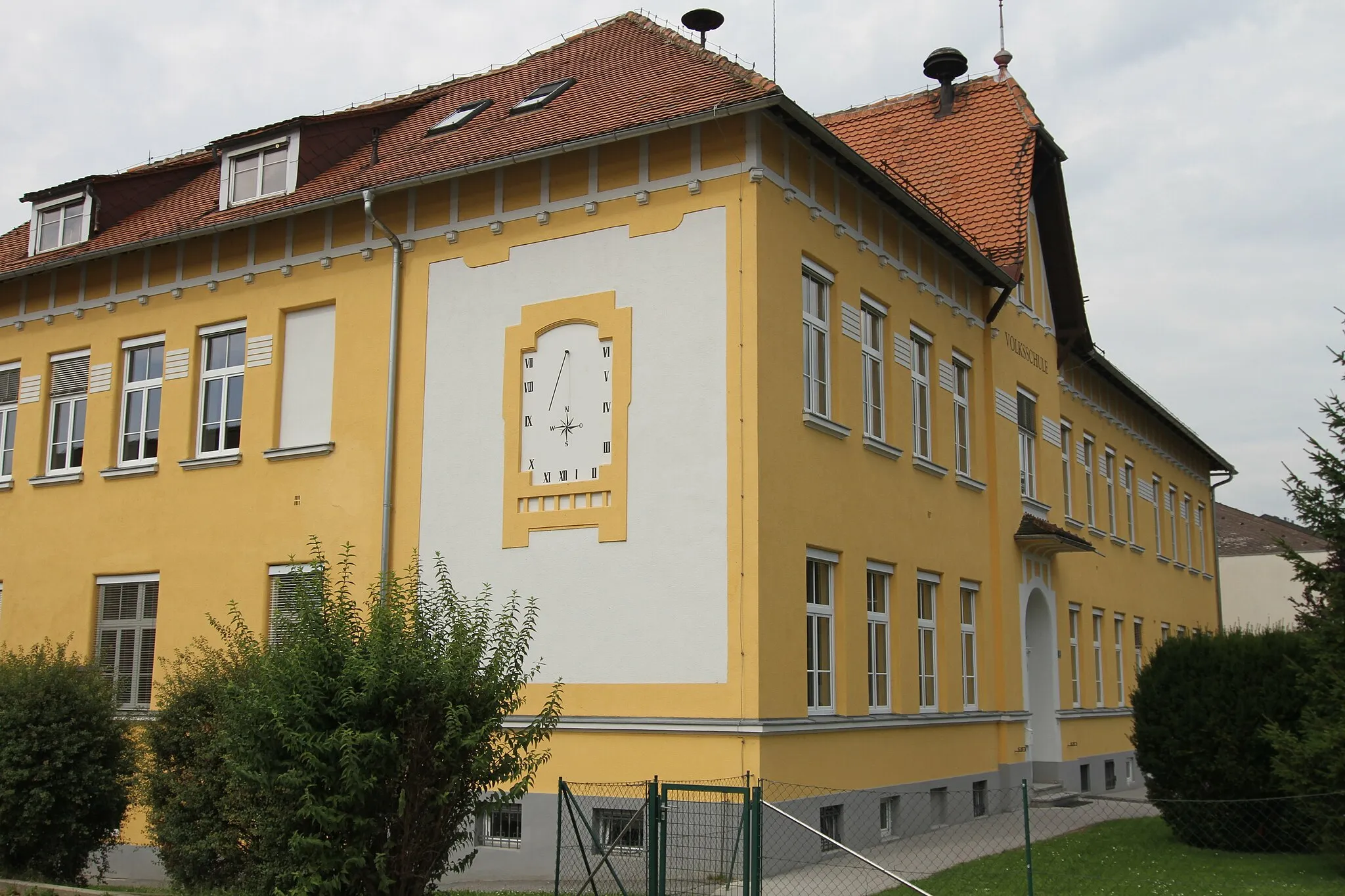 Photo showing: Volksschule mit Umfriedung, Schulstrasse 3, Judendorf-Strassengel, Steiermark, Österreich