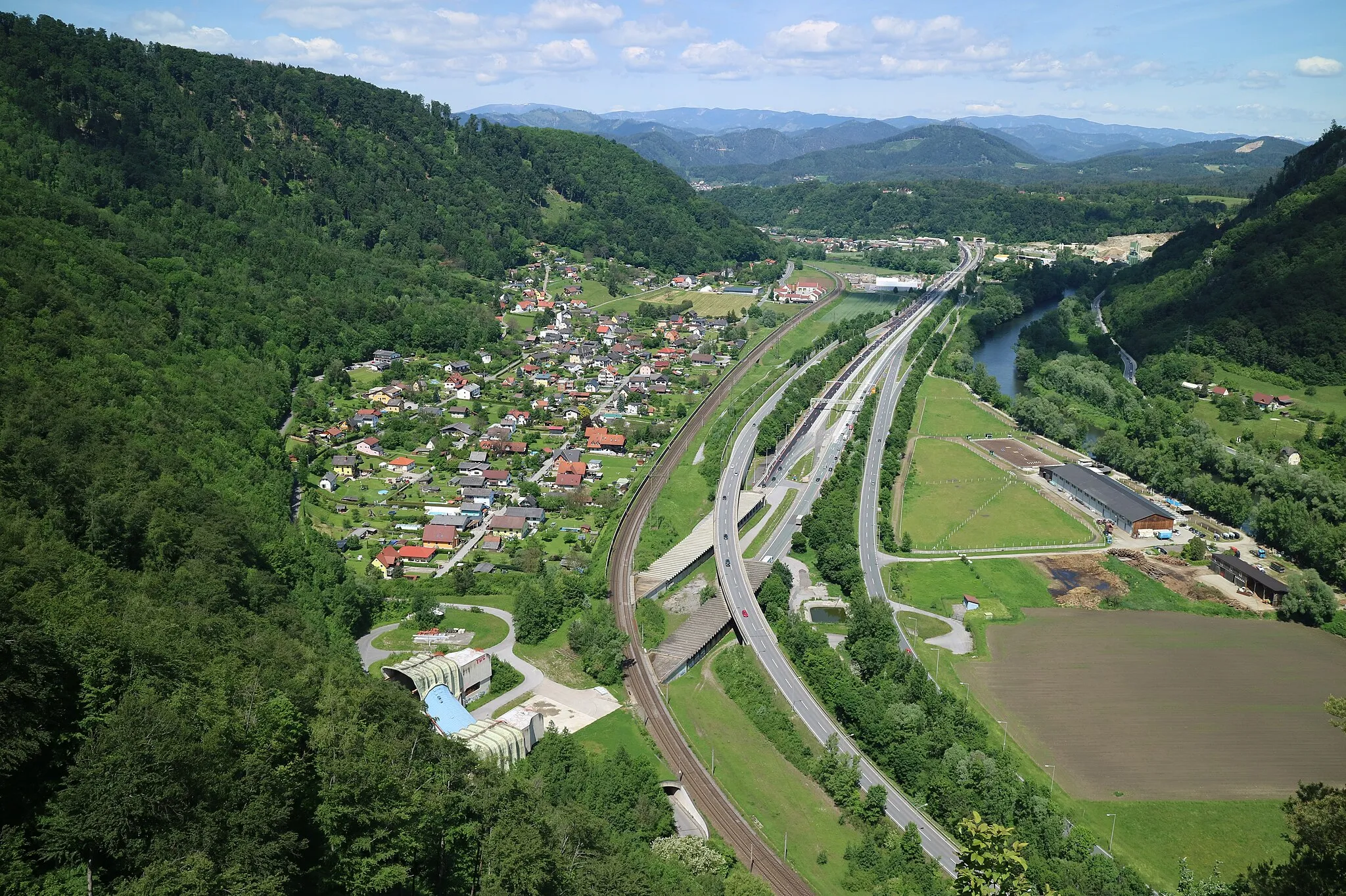 Photo showing: Blick vom Jungfernsprung auf die Murenge bei Raach (Graz)