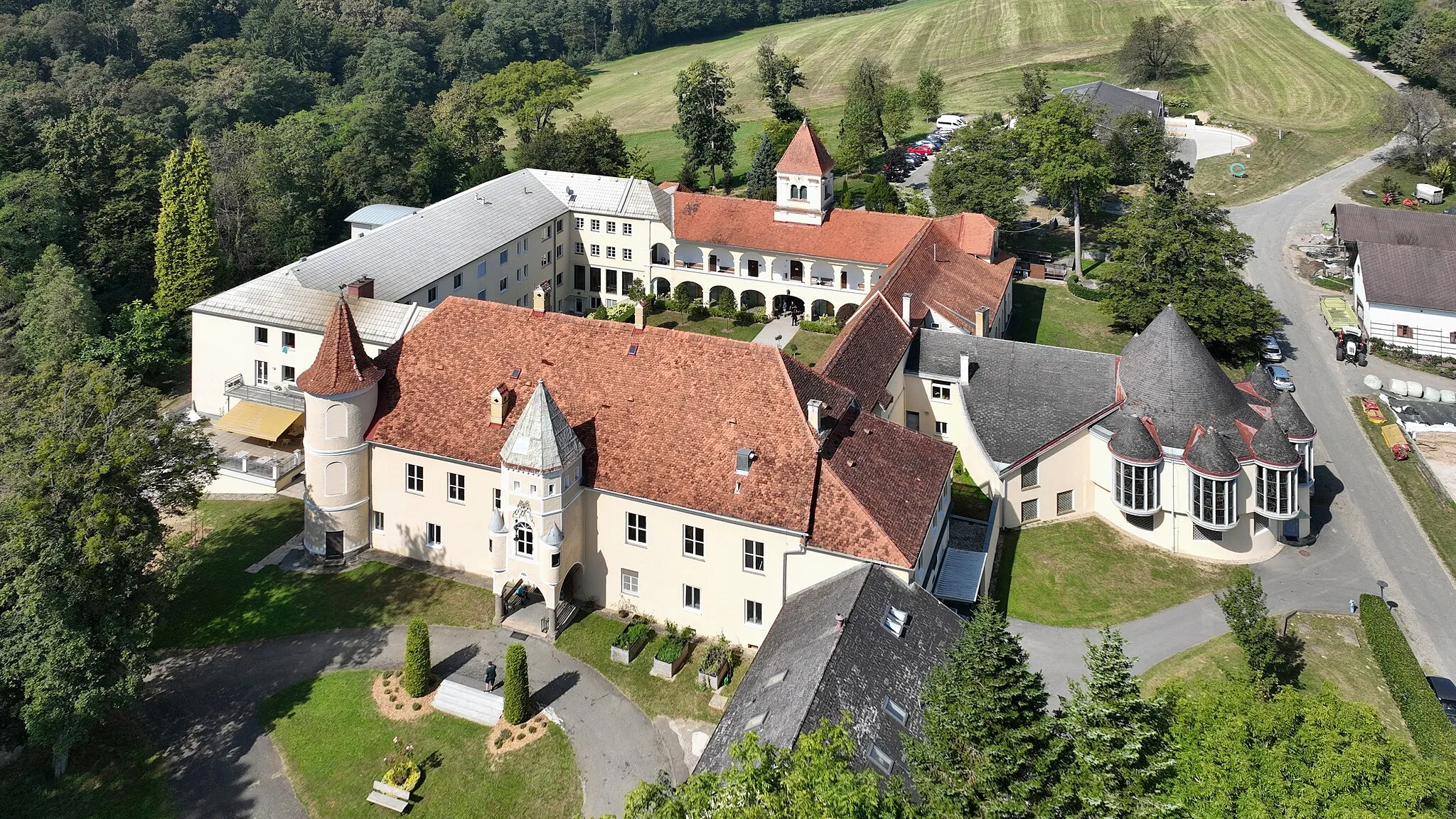 Photo showing: Southeast view of Johnsdorf Castle in Austria.