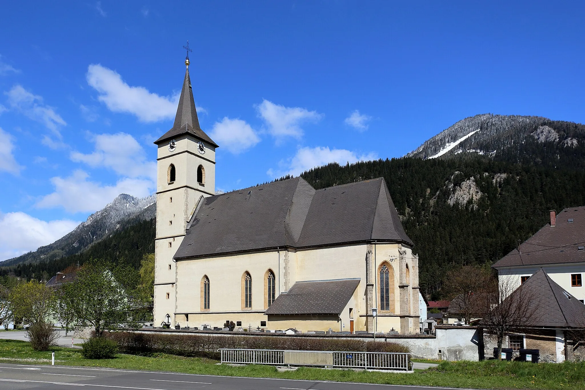 Photo showing: Südostansicht der Pfarrkirche hl. Johannes der Täufer in der steiermärkischen Marktgemeinde Kammern im Liesingtal. Die spätgotische Kirche befindet sich am südlichen Ortsrand und ist von einem teilweise ummauerten Friedhof umgeben. Im Sommer 1480 wurde die Vorgängerkirche bei einem Türkeneinfall zerstört. Danach wurde der Sakralbau wieder aufgebaut, erweitert und 1510 geweiht. Der achteckige Turmhelm des quadratischen, vorgestellten Westturmes  stammt aus dem Ende des 19. Jahrhunderts. In der südlich angebauten Sakristei, die teilweise ein Teil des romanischen Vorgängerbaues ist, befinden sich am Tonnengewölbe noch schlecht erhaltene Fresken aus dem 13. Jahrhundert. Zur Barockzeit wurde nördlich eine kleine Kapelle angebaut.