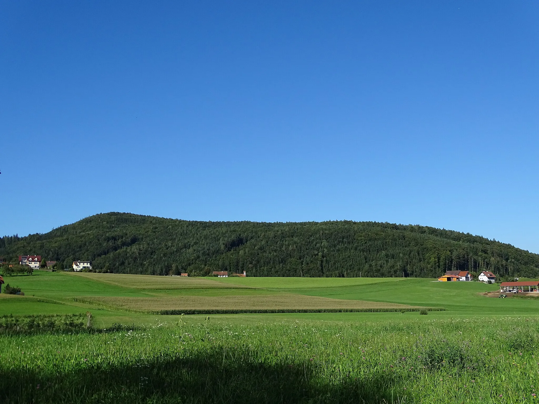 Photo showing: Der Aichkogel vom Ort Obere Schirning in der Gemeinde Gratwein-Straßengel aus gesehen
