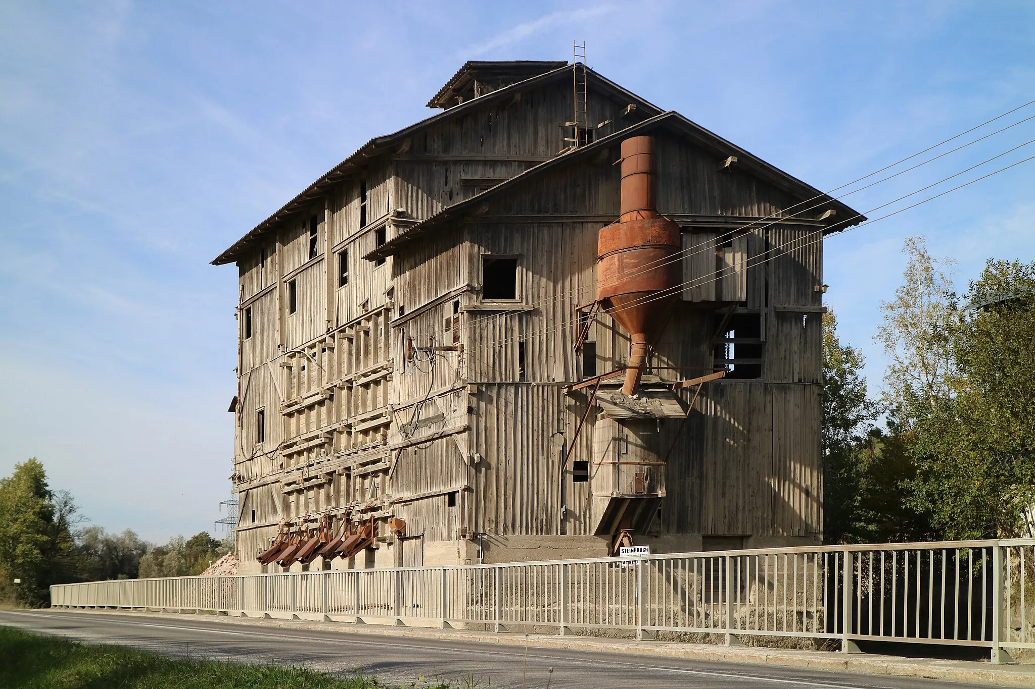 Photo showing: Ehemalige Steinbrechanlage des Basaltsteinbruchs Weitendorf, Ansicht von Süden

This media shows the protected monument with the number 83907 in Austria. (Commons, de, Wikidata)