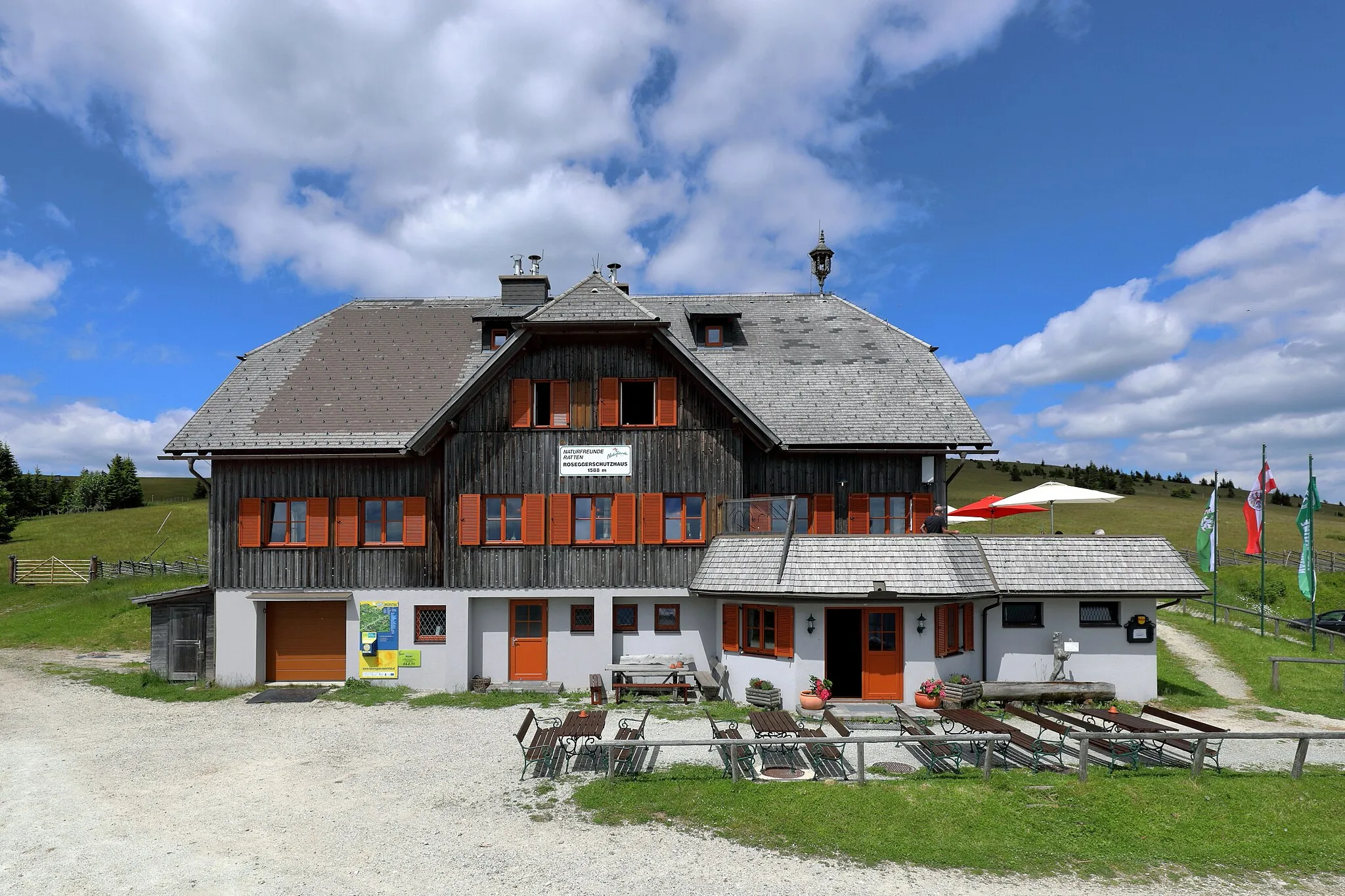 Photo showing: Südsüdwestansicht des Roseggerhauses in der steiermärkischen Gemeinde Ratten und an der Grenze zu Langenwang. Die nach dem Schriftsteller Peter Rosegger benannte Schutzhütte befindet sich auf 1586 m Höhe am südwestlichen Abhang des 1656 m hohen Pretul und wurde am 24. Juni 1900 eröffnet. 1940 brannte das Haus ab und wurde 1946 unterhalb des früheren Standorts wieder aufgebaut. 1950 kam die Schutzhütte in den Besitz der Naturfreunde Österreich, die sie 1953/54 vergrößerten. Am 27. Mai 1989 brannte die Schutzhütte abermals ab. Nach Wiedererrichtung fand am 8. September 1991 die Neueröffnung statt.