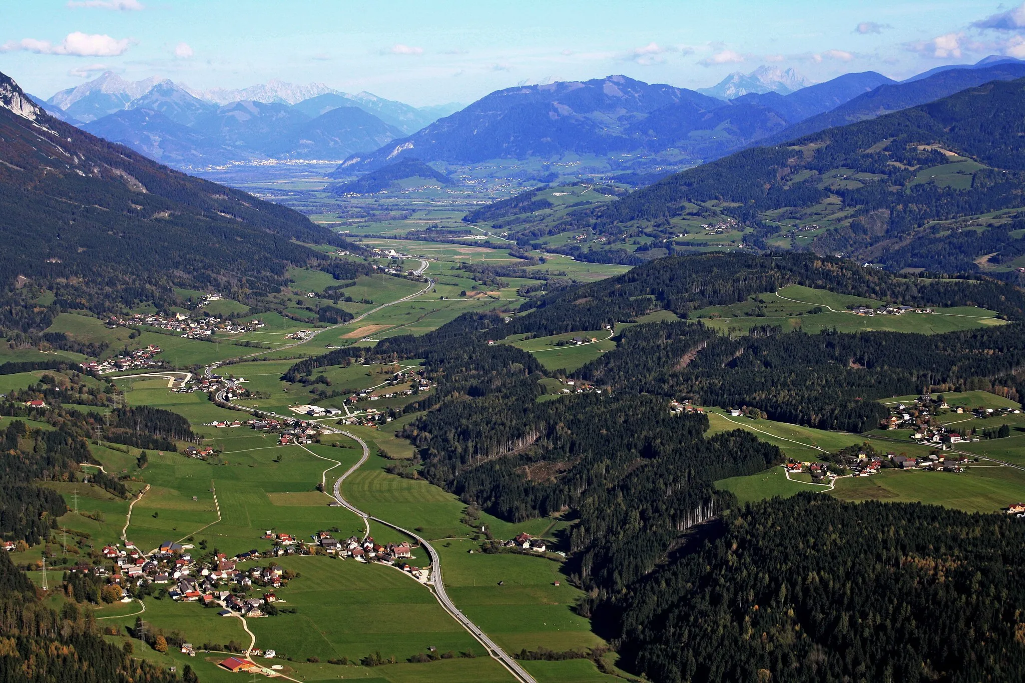 Photo showing: Ennstalstraße, Luftbild 2012. Im Hintergrund Liezen, die Haller Mauern und die Reichensteingruppe