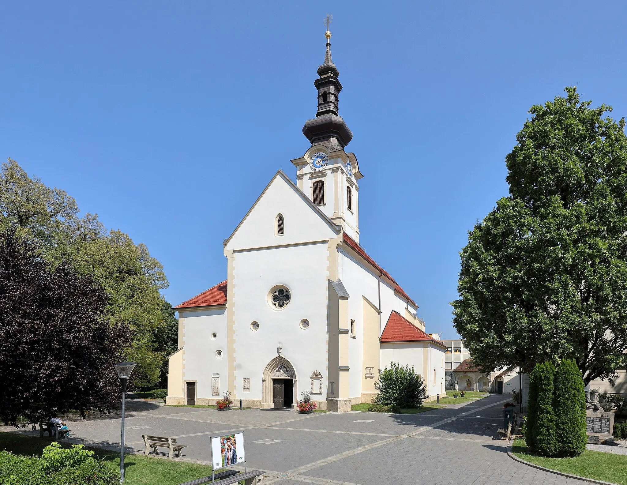 Photo showing: Southwest view of the parish church of Leibnitz.