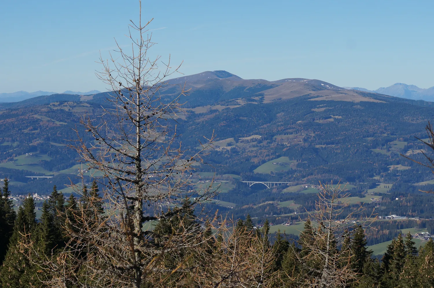 Photo showing: Panoramic view from Bärofen (1720 m above sea level) to Preitenegg, Upper Lavant Valley with the A2 to Rableck and Packalpe at the border of Carinthia to Styria, Austria, EU