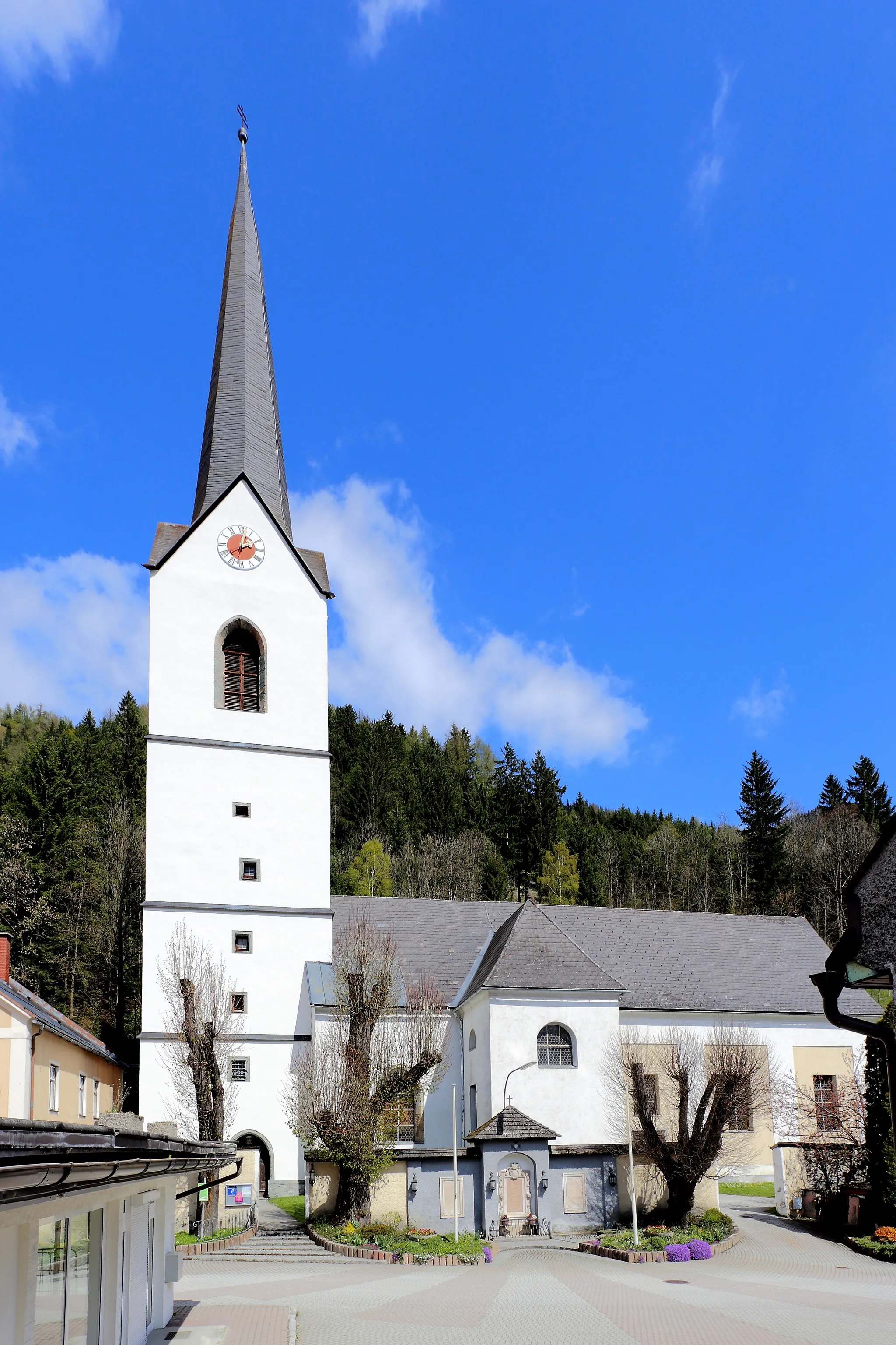 Photo showing: Südwestansicht der Ende des 16. Jahrhunderts errichteten katholischen Pfarrkirche hl. Oswald in der steiermärkischen Marktgemeinde Kalwang.