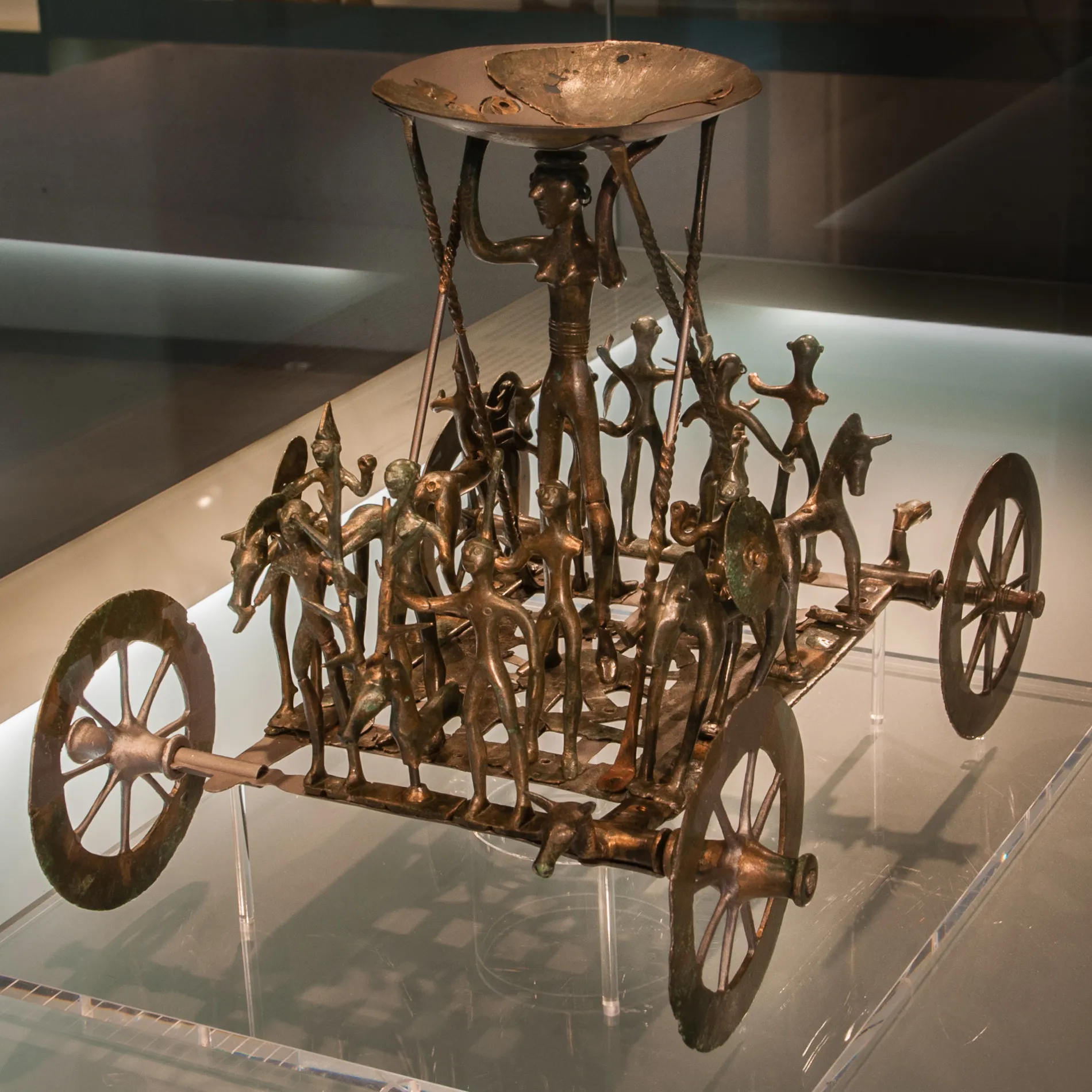 Photo showing: The cult car of Strettweg in the Archaeology Museum in Graz, Austria.