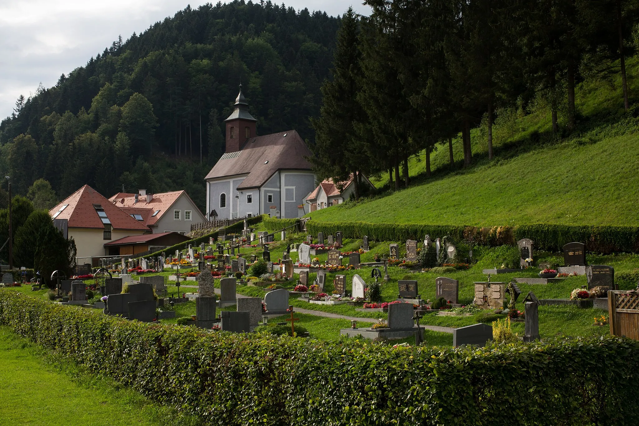Photo showing: Friedhof in Arzberg, im Hintergrund die Jakobuskirche. Steiermark