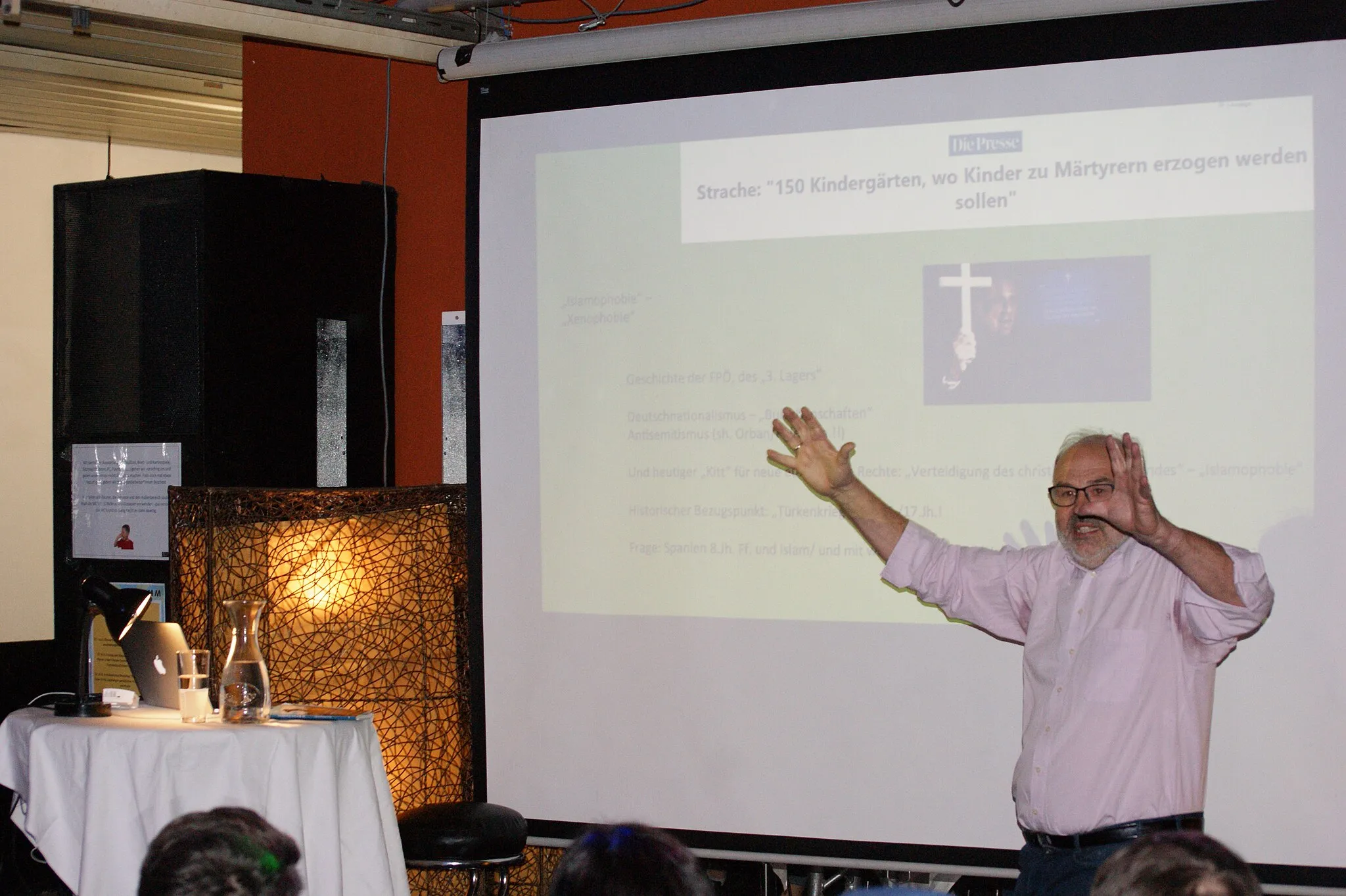 Photo showing: Werner Bundschuh during a lecture on neo-nazism and racism in Vorarlberg at the youth work in Lustenau, Vorarlberg, Austria. Werner Bundschuh (* 1951) is a historian and teacher.