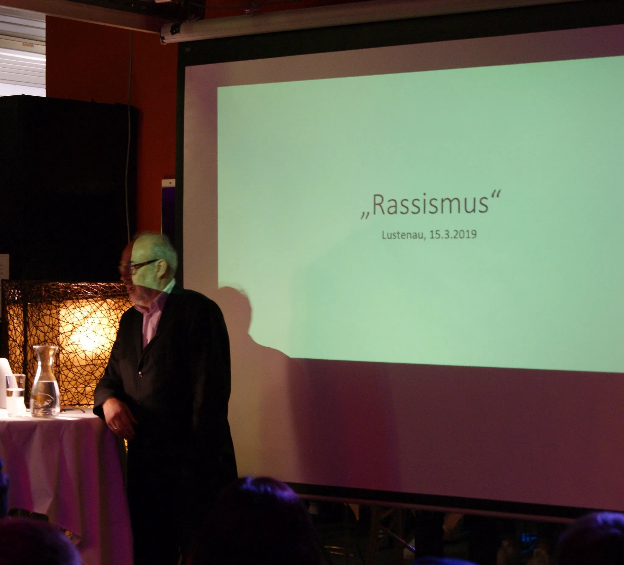 Photo showing: Werner Bundschuh during a lecture on neo-nazism and racism in Vorarlberg at the youth work in Lustenau, Vorarlberg, Austria. Werner Bundschuh (* 1951) is a historian and teacher.