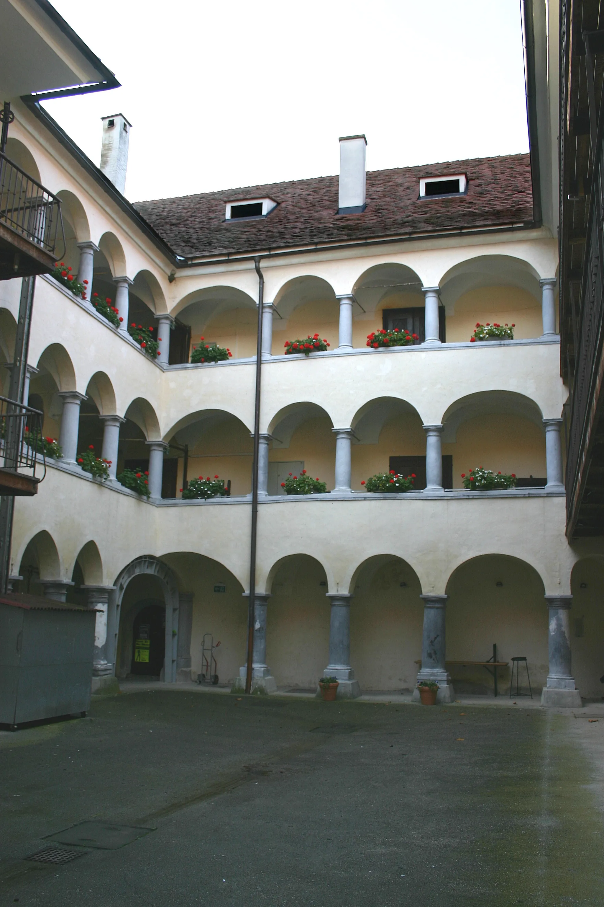 Photo showing: Burgau Schlosshof mit Arkaden