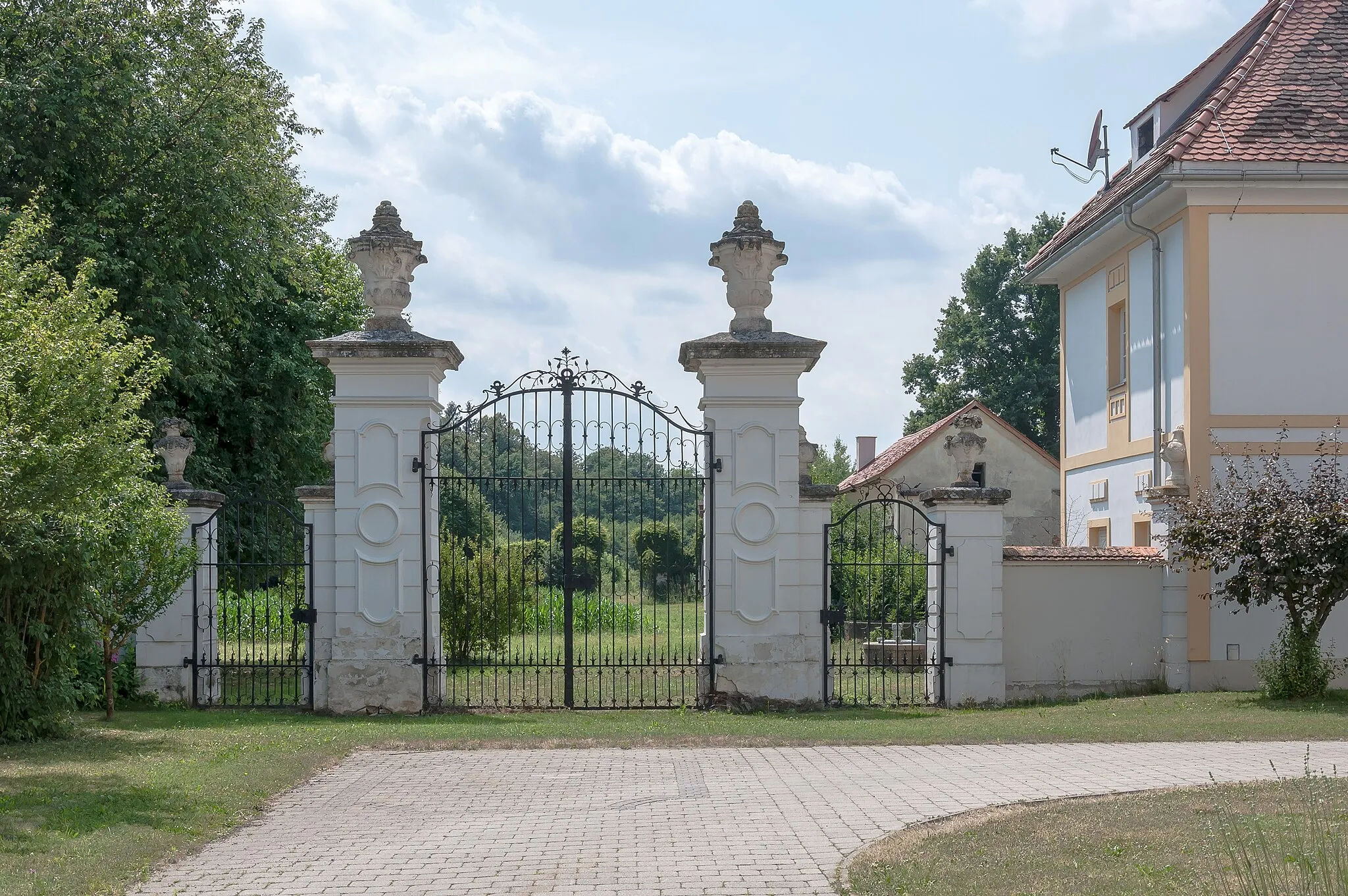 Photo showing: Das westliche Portal der Umfriedung des sogenannten Neuschlosses in Wundschuh.
