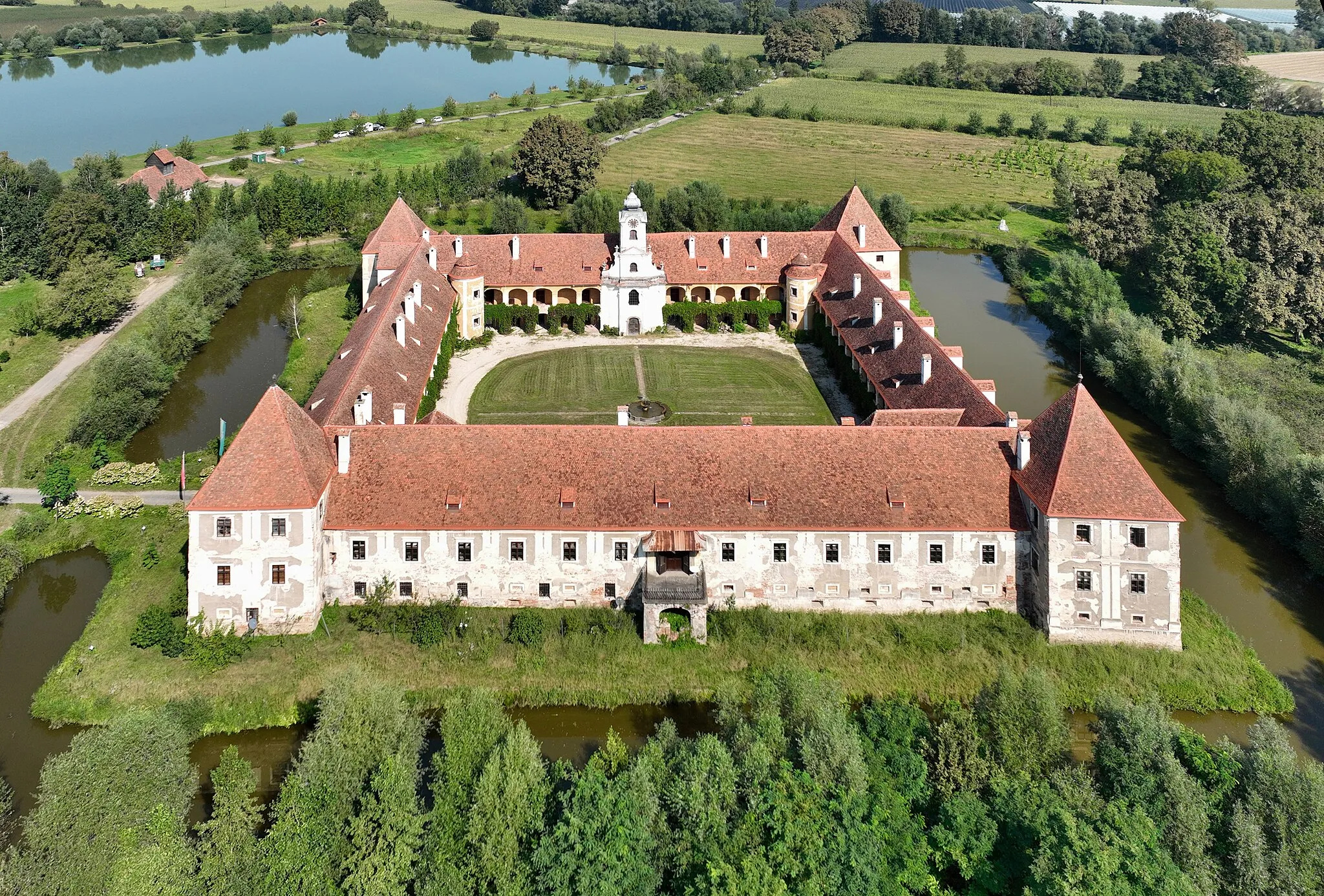 Photo showing: South view of Hainfeld Castle in Austria.