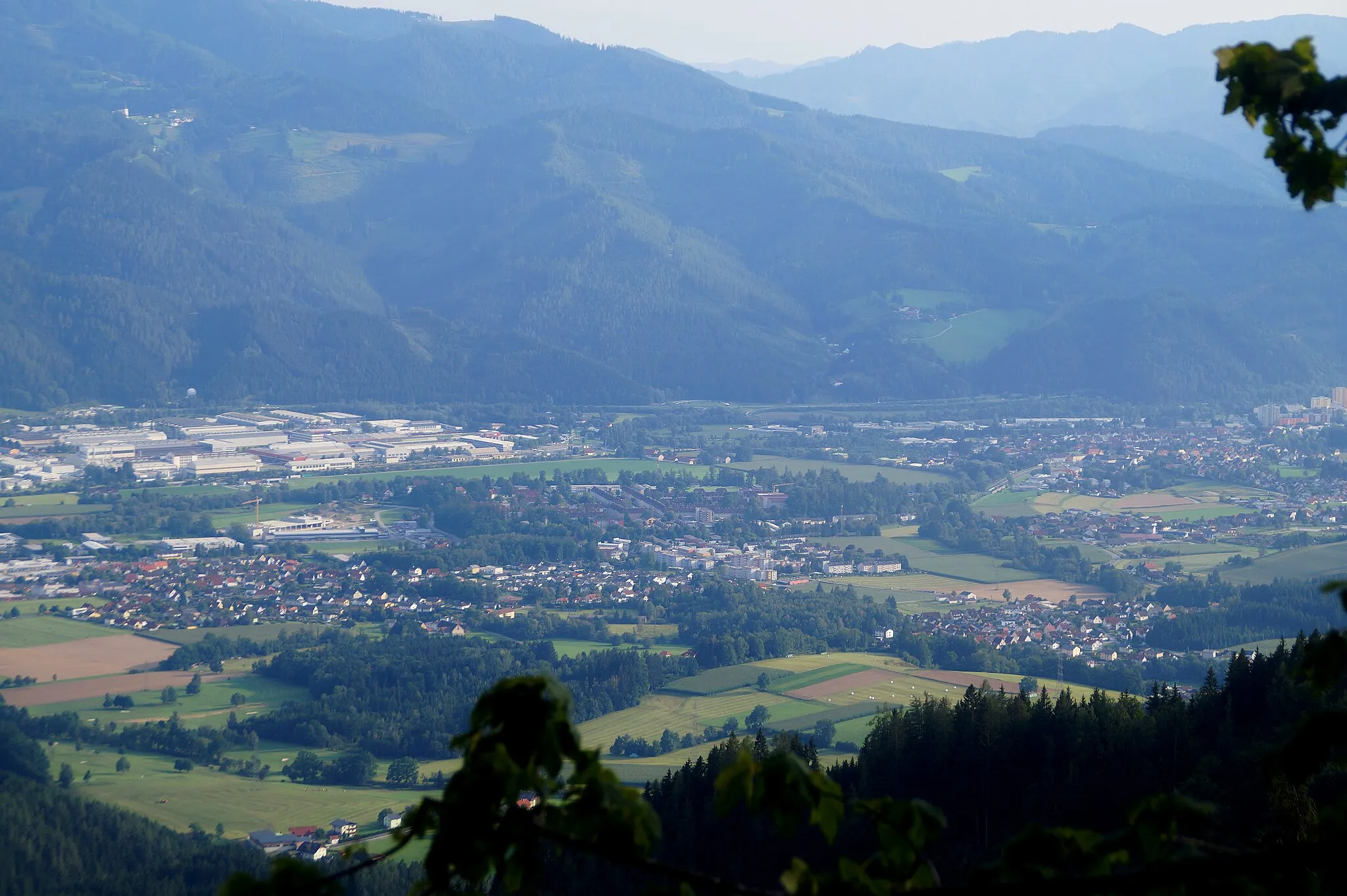 Photo showing: Pogusch, am Bründlweg. Blick auf Kapfenberg. St. Lorenzen im Mürztal, Steiermark, Österreich