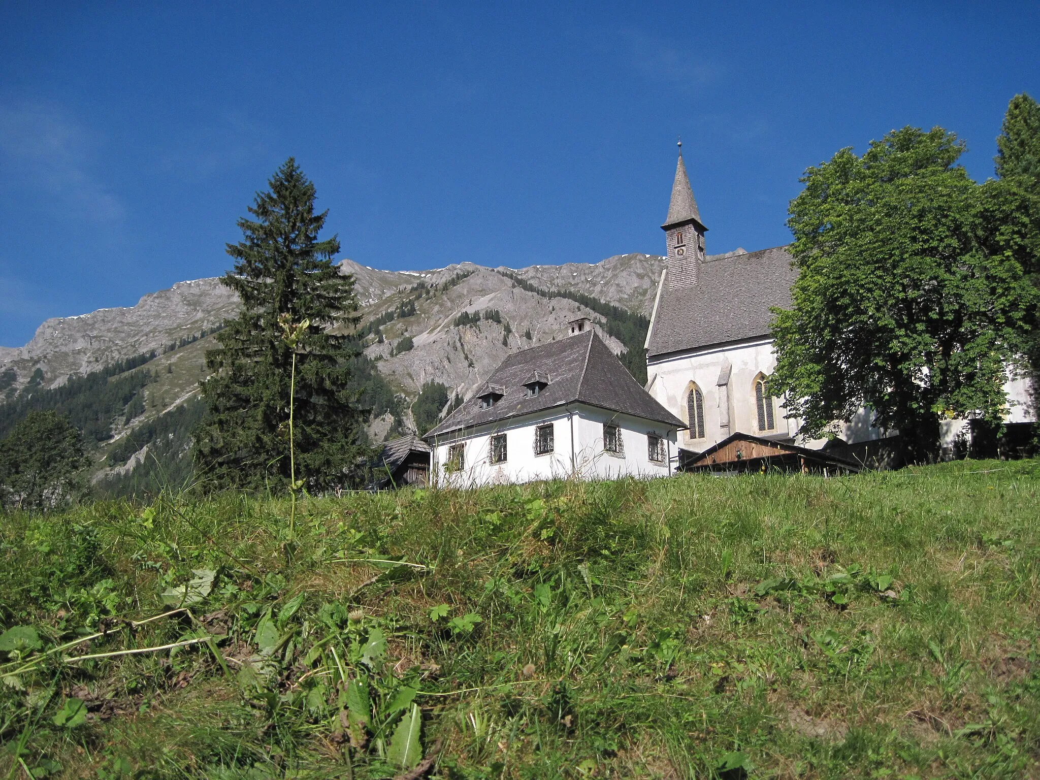 Photo showing: Kath. Pfarrkirche hl. Leonhard und Kirchhof. Seewiesen, Turnau. Davor der Pfarrhof.