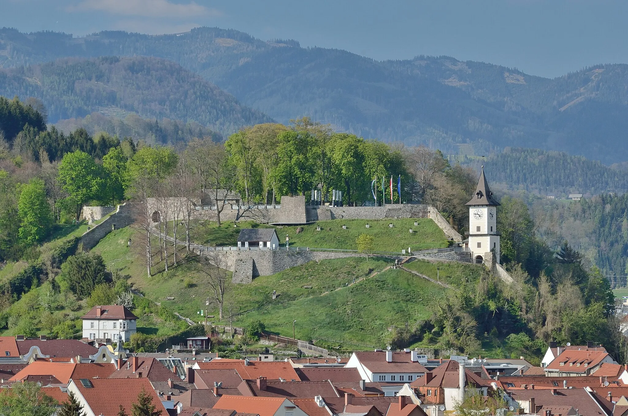 Photo showing: Die Burgruine Landskron, Bruck an der Mur, mit dem zum Uhrturm umgestalteten Torturm von vis-à-vis (Burkhardtweg).