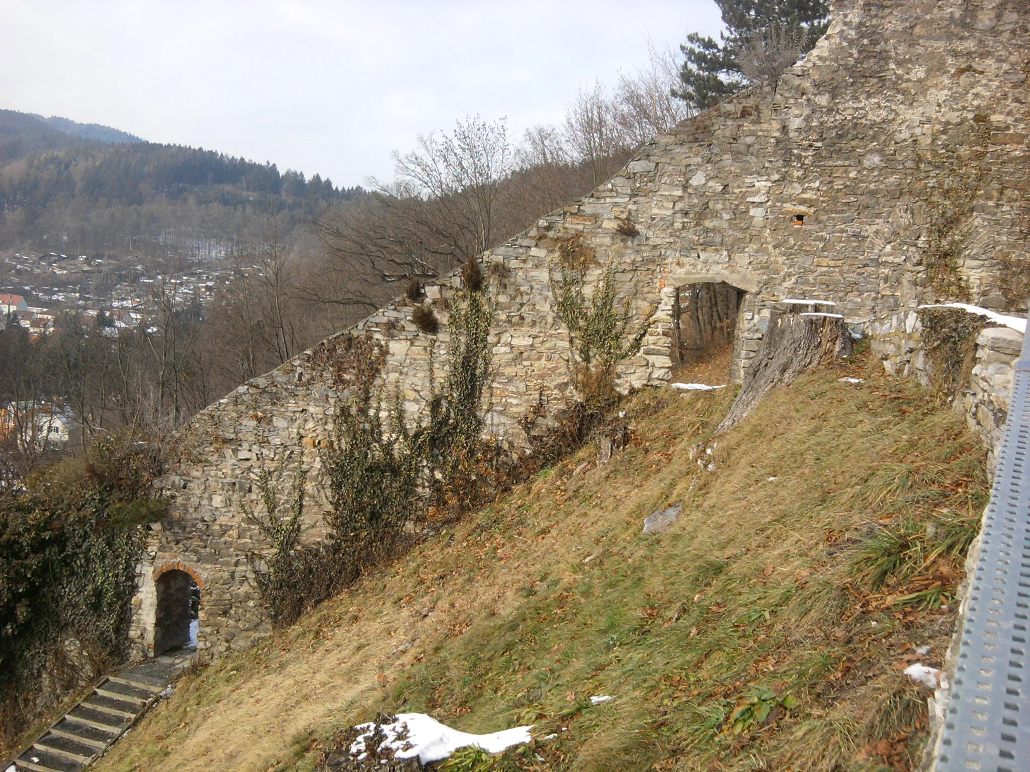 Photo showing: Ruins of Landskron in Bruck an der  Mur, Austria.  Remains of the wall leading up, viewed from before the main entrance gate.