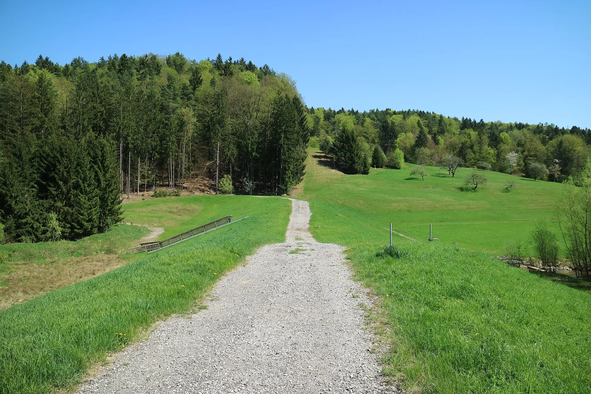 Photo showing: Hochwasserschutzwall am Doblbach, Gemeinde Haselsdorf-Tobelbad (Steiermark)