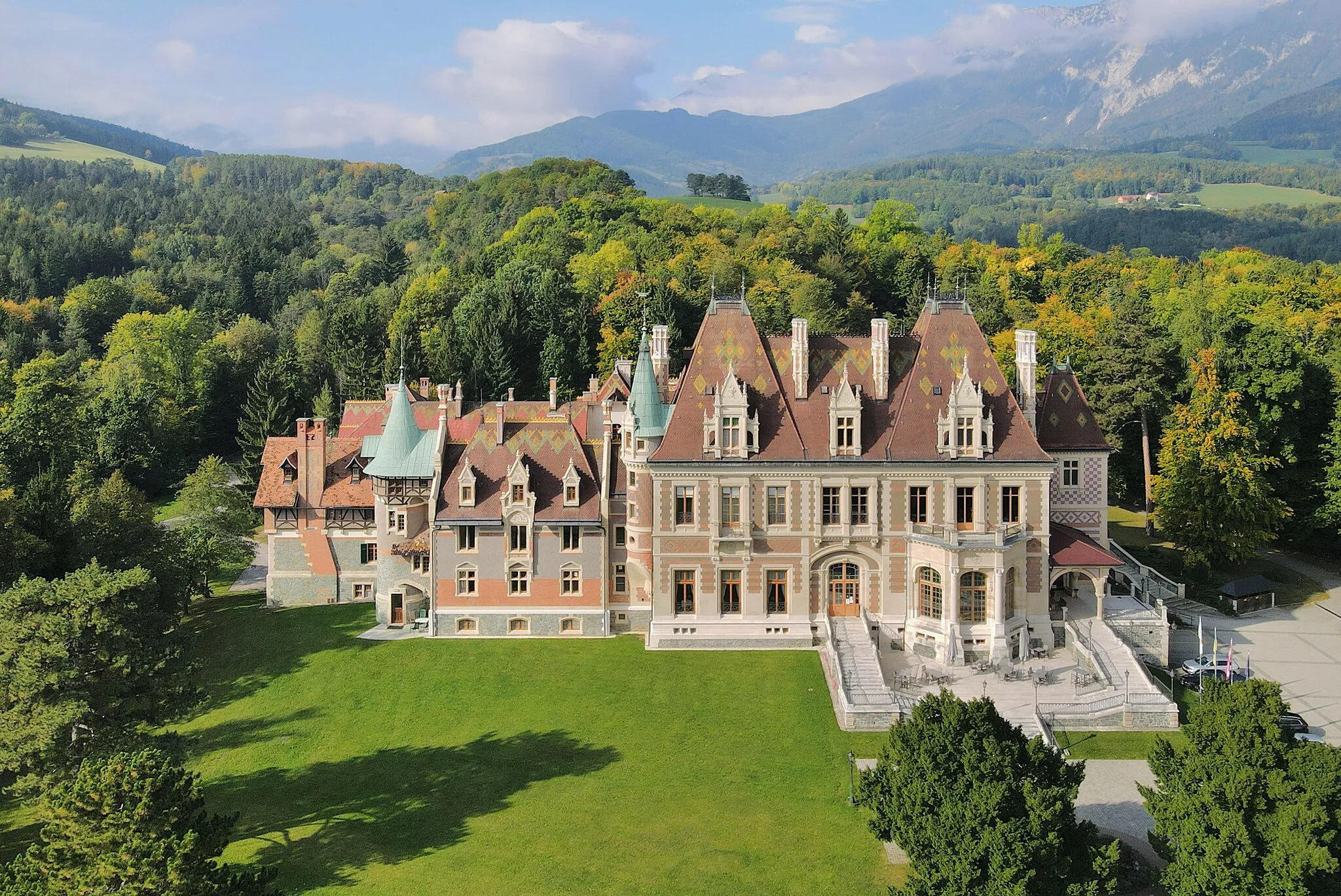 Photo showing: East view of Rothschild Castle in Reichenau an der Rax, Lower Austria.