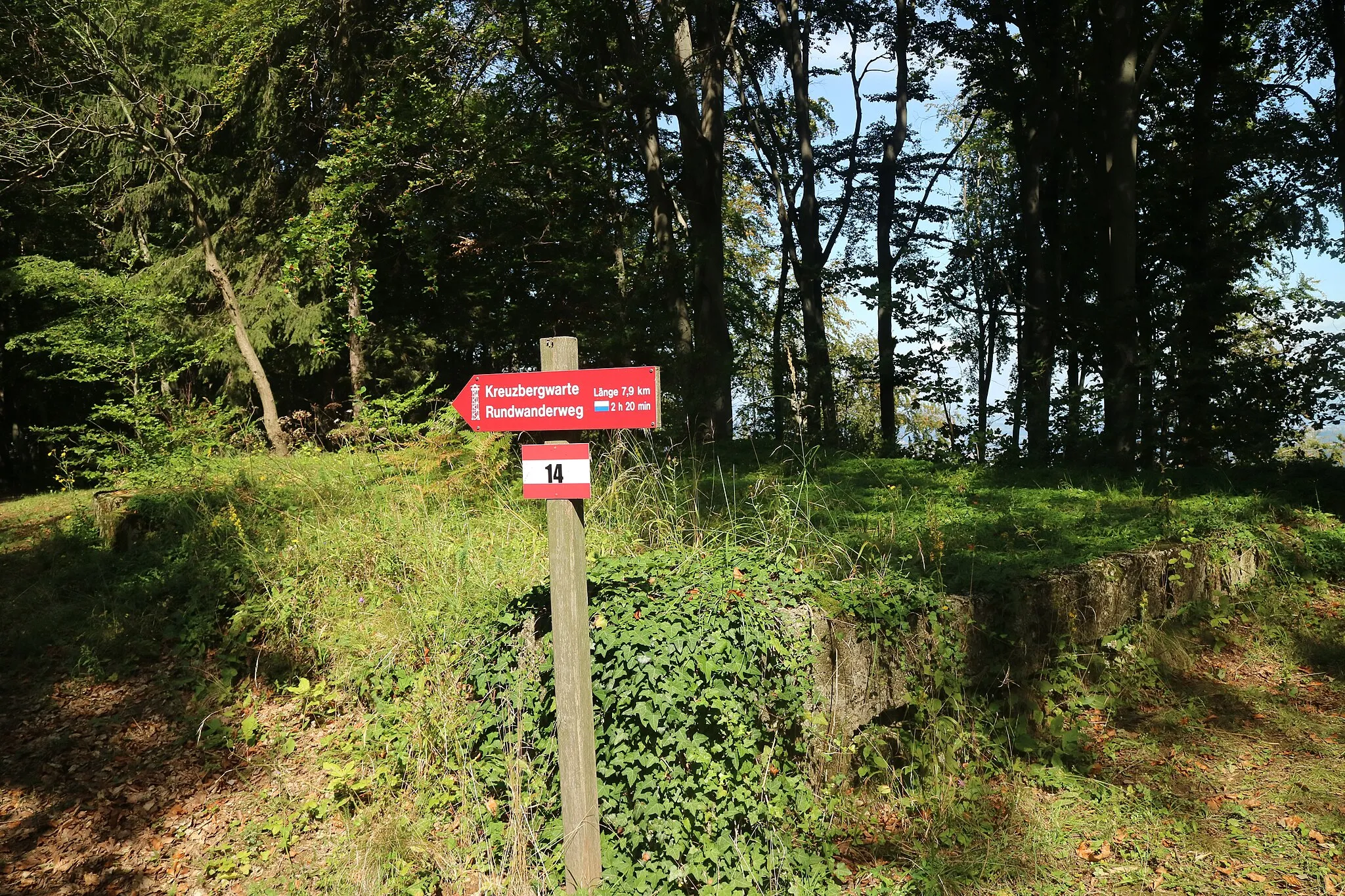 Photo showing: Steinfundament der alten Warte am Kreuzberg, Gemeinden Großklein/Leutschach (Südsteiermark)