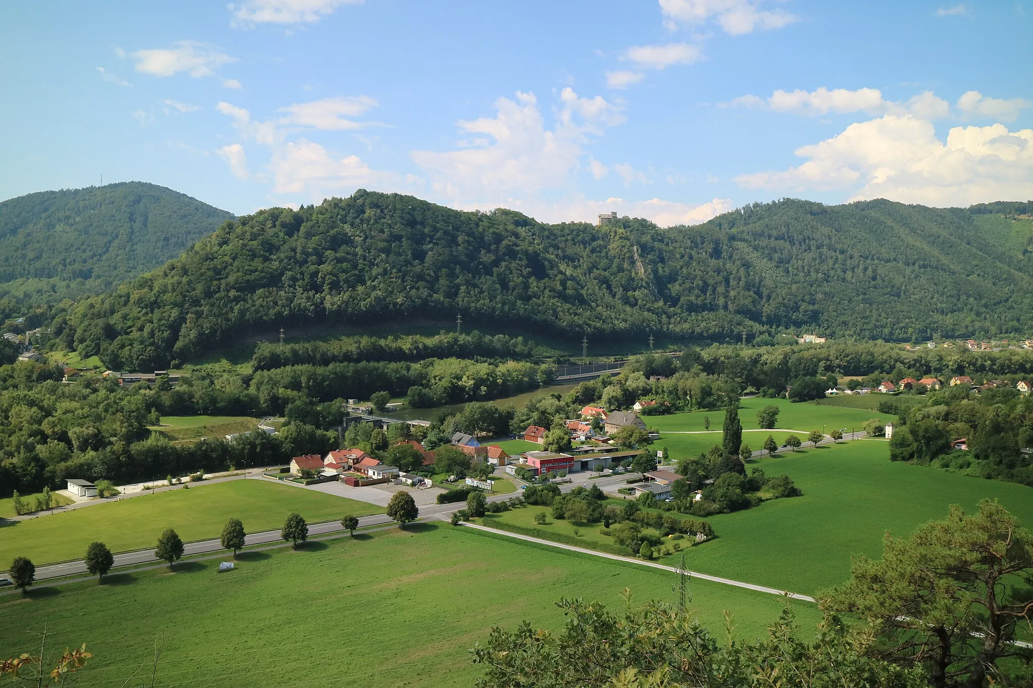 Photo showing: Göstinger Ruinenberg (Annaberg) vom Klettergarten Andritz-Weinzödl am Admonter Kogel, links im Hintergrund der Plabutsch (Fürstenstand)