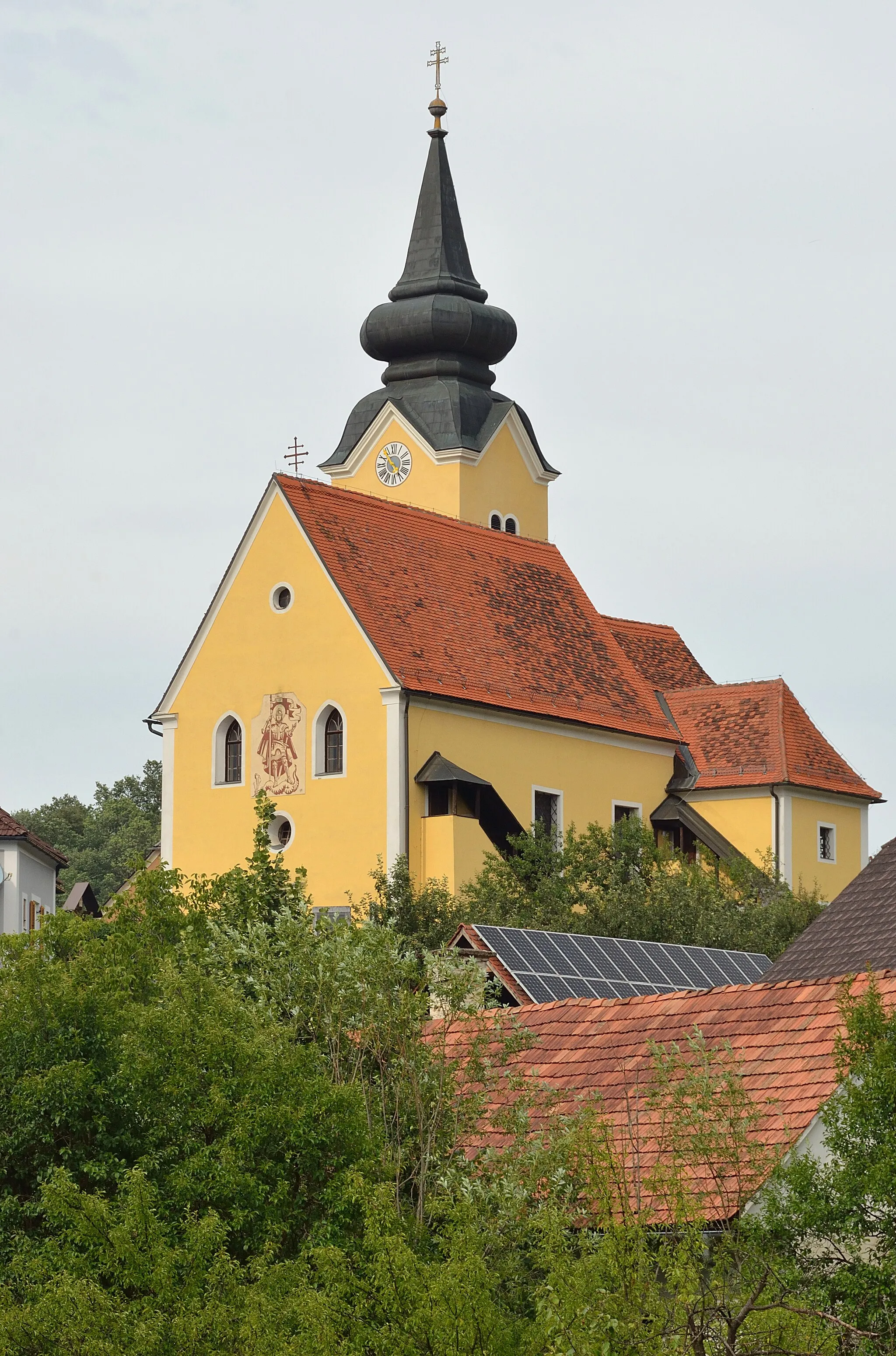 Photo showing: Parish church St. George and cemetery in Großklein, Styria. As seen from SW. At the west face of the church there is a sgraffito of Saint George and the dragon.