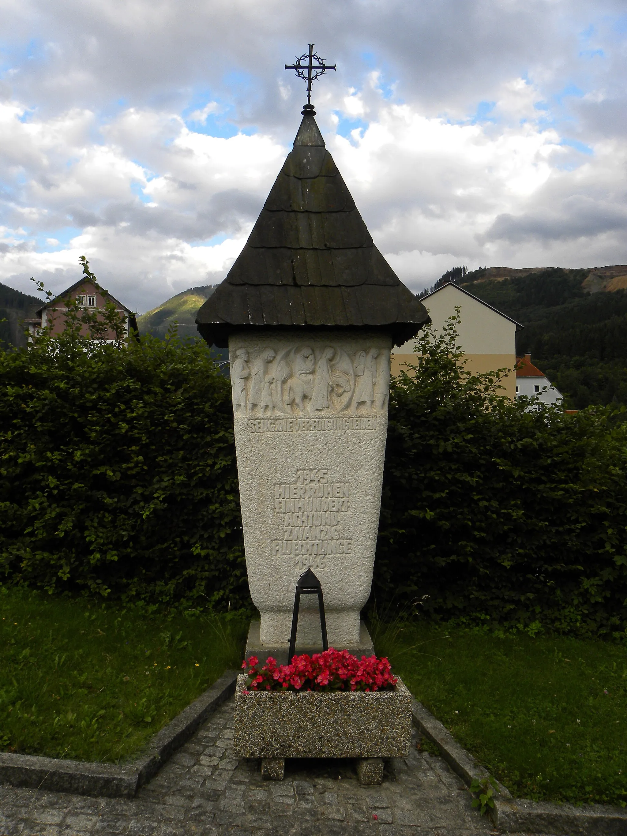 Photo showing: Ein Grabstein am Eisenerzer Friedhof, der für 128 Flüchtlinge steht, die 1945 beim Todesmarsch Richtung KZ Mauthausen auf der Passhöhe am Präbichl ermordet wurden.