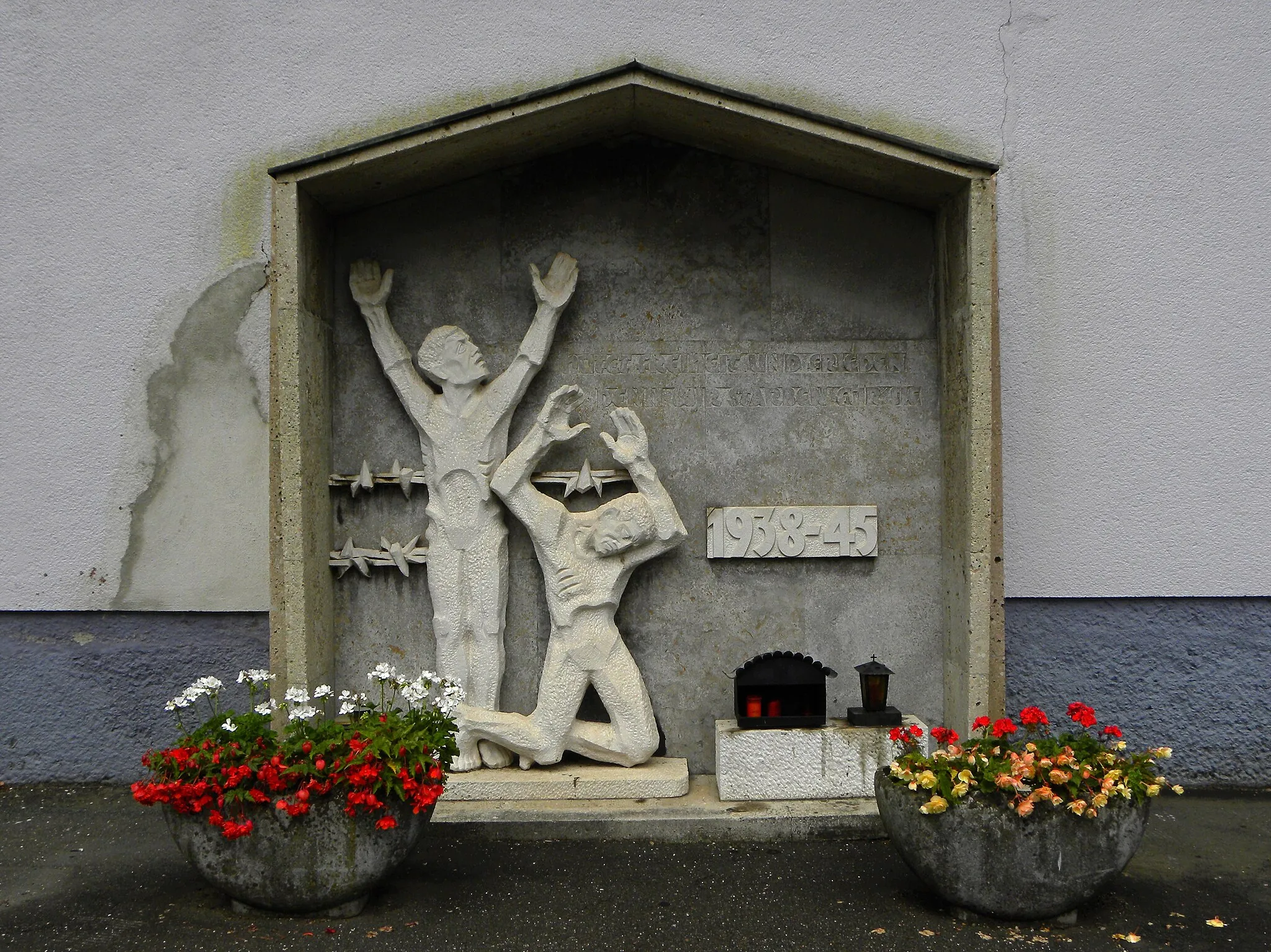 Photo showing: Von Egon Machaczek gestaltetes und am 6. Mai 1962 enthülltes Denkmal für Widerstandskämpfer während des NS-Regimes am Eisenerzer Friedhof. Die Inschrift lautet: "Hütet Freiheit und Frieden, denn wir starben für sie"