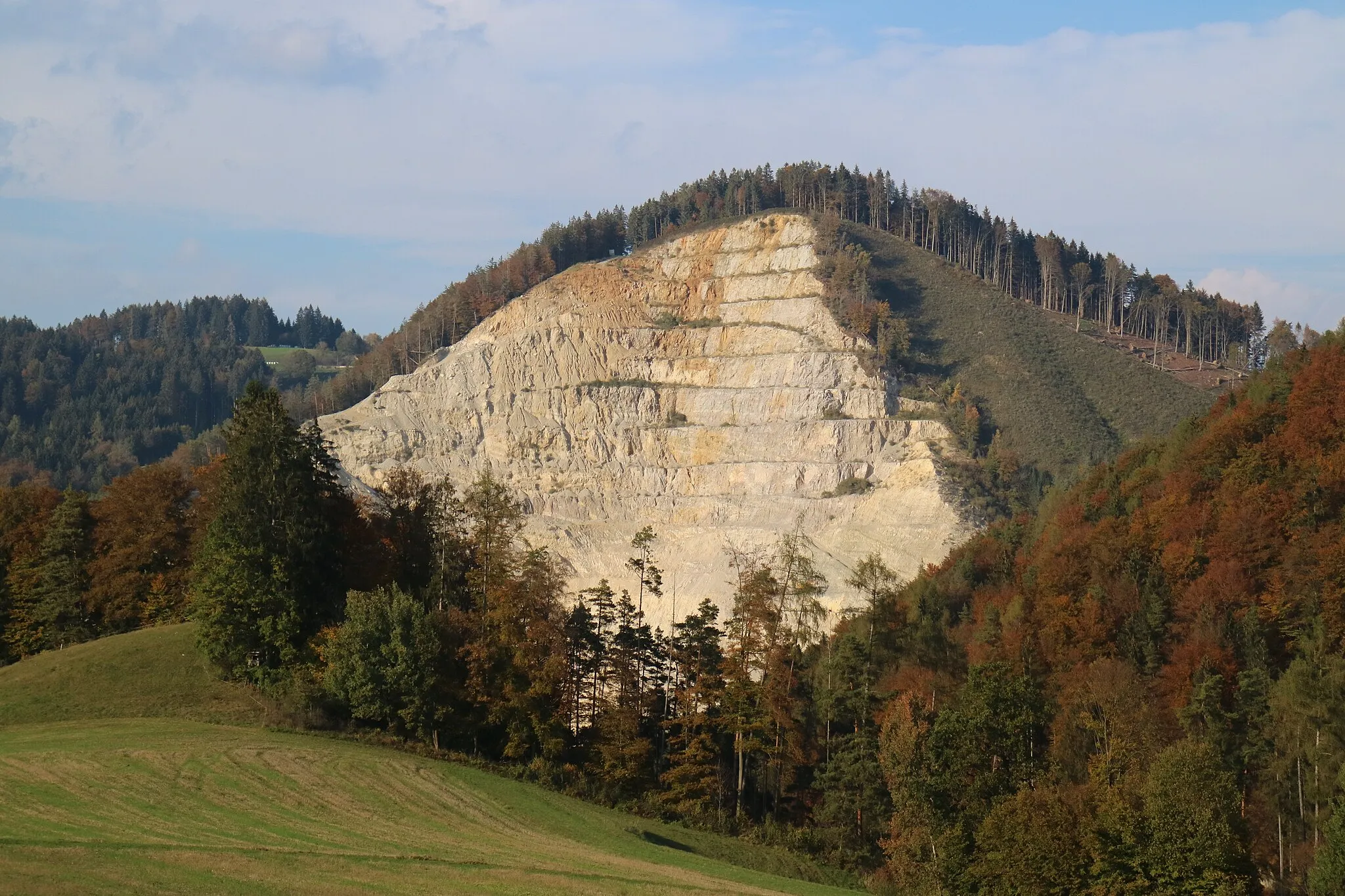 Photo showing: Steinbruch Harrer im Rötschgraben bei Friesach von Süden, Gemeinde Semriach, Steiermark