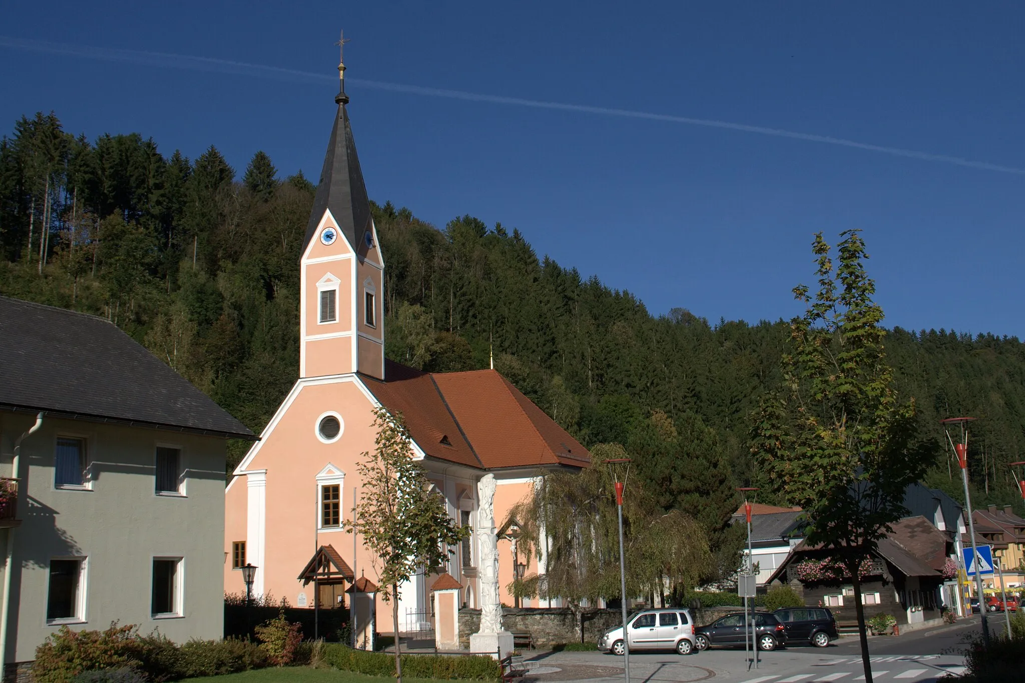 Photo showing: Kath. Pfarrkirche hl. Georg und Kirchhofmauer mit Nischenkapelle