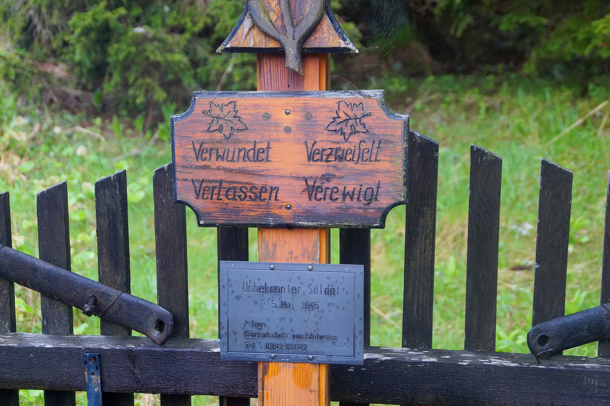 Photo showing: Im großen Gößgraben, Grab des ungekannten Soldaten am Pöllasattel. Göß, Leoben, Steiermark, Österreich - "Verwundet Verzweifelt Verlassen Verewigt" "unbekannter Soldat † 5. Mai 1945 Pflege: Kameradschaft vom Edelweiss Tel.: 03842 821742"