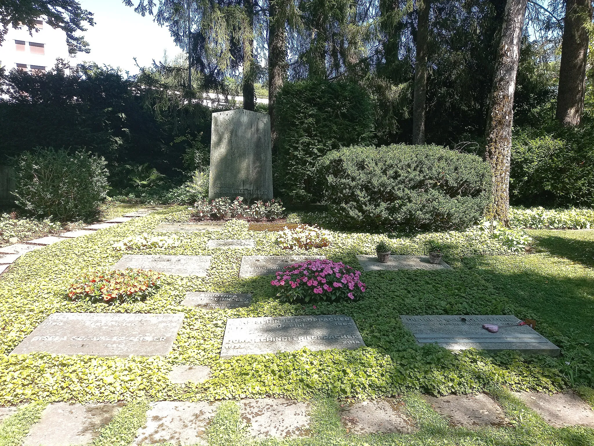 Photo showing: Das Grab der schweizerischen Unternehmerfamlie Schindler (Maschinenfabrik Oerlikon), darunter Unternehmensgründer Dietrich Schindler-Huber, auf dem Friedhof Enzenbühl in Zürich.