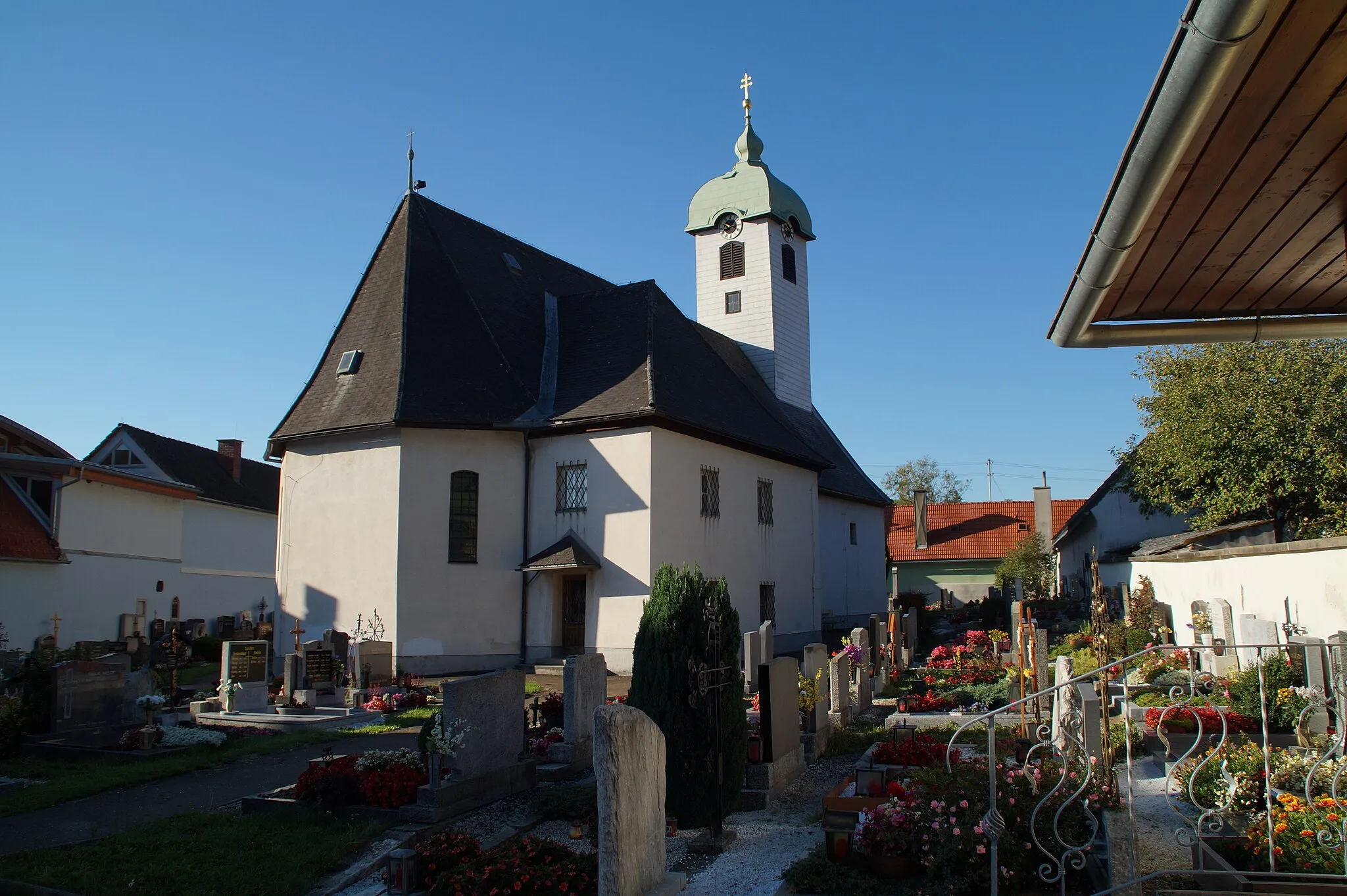 Photo showing: Kath. Pfarrkirche hl. Georg und Friedhofsmauer, Kraubath, Bezirk Leoben