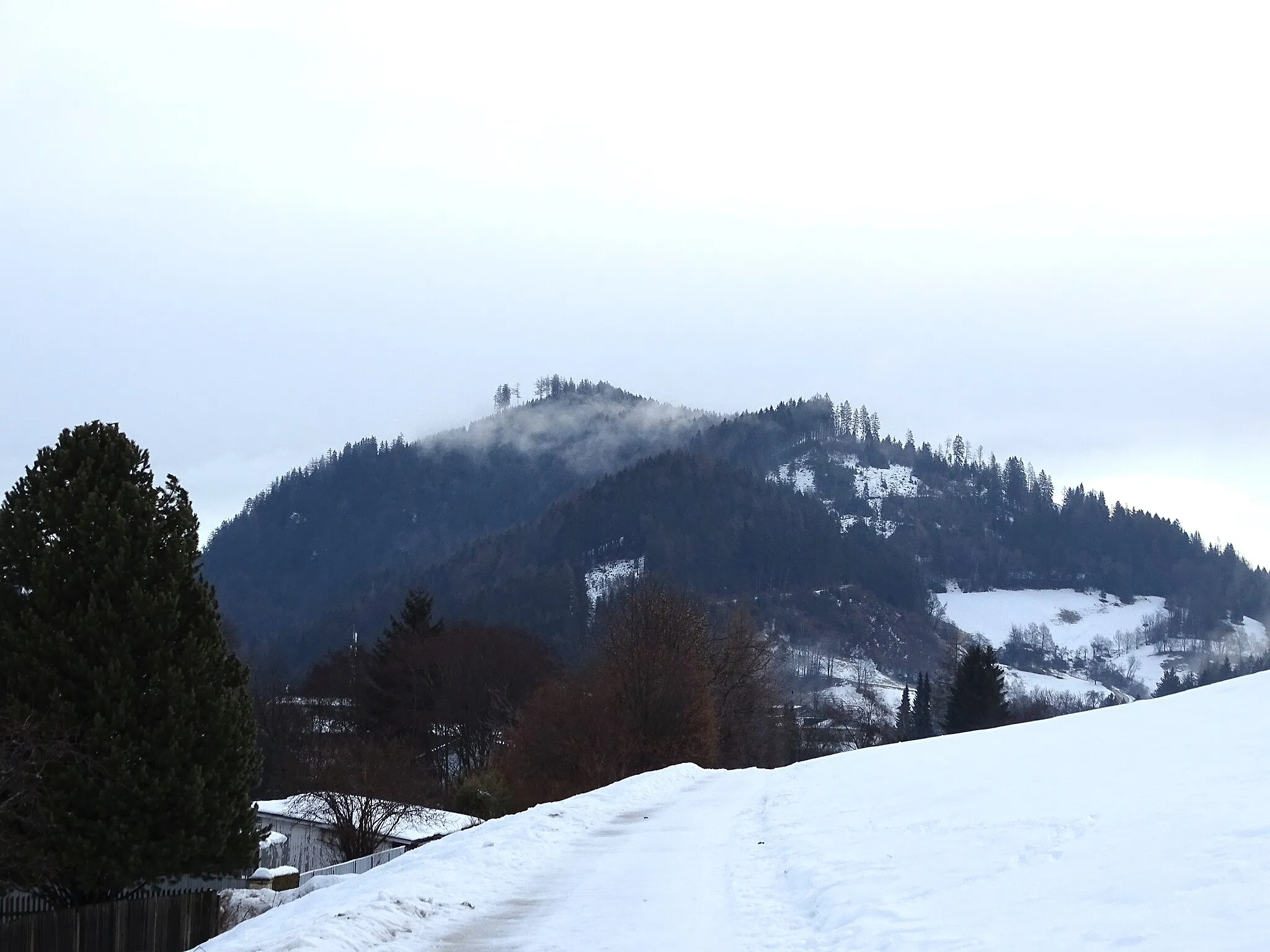 Photo showing: Blick vom Anni-Leitner-Weg in Judenburg nach Westen auf die Ostseite des Liechtensteinberg