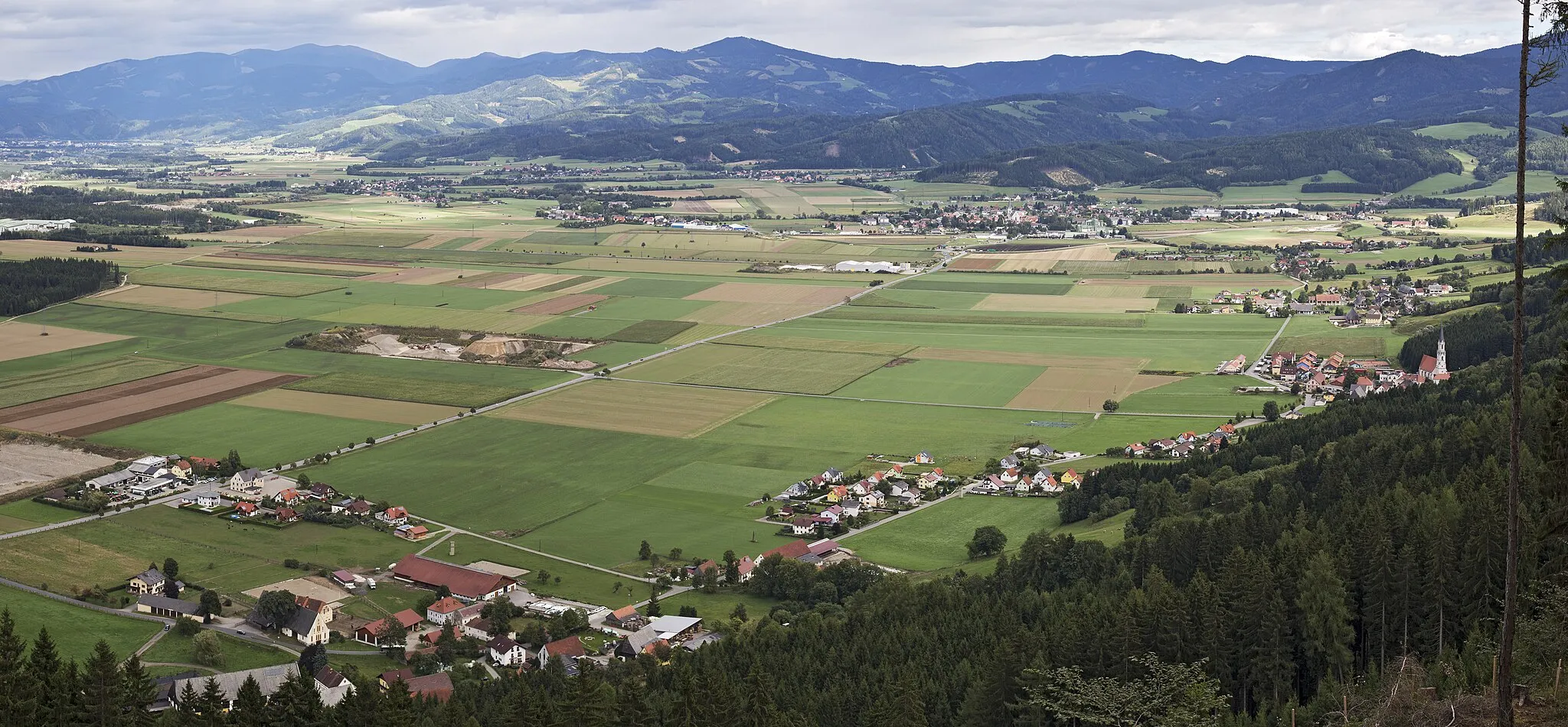 Photo showing: Blick vom Liechtensteinberg auf Maria Buch und Weißkirchen