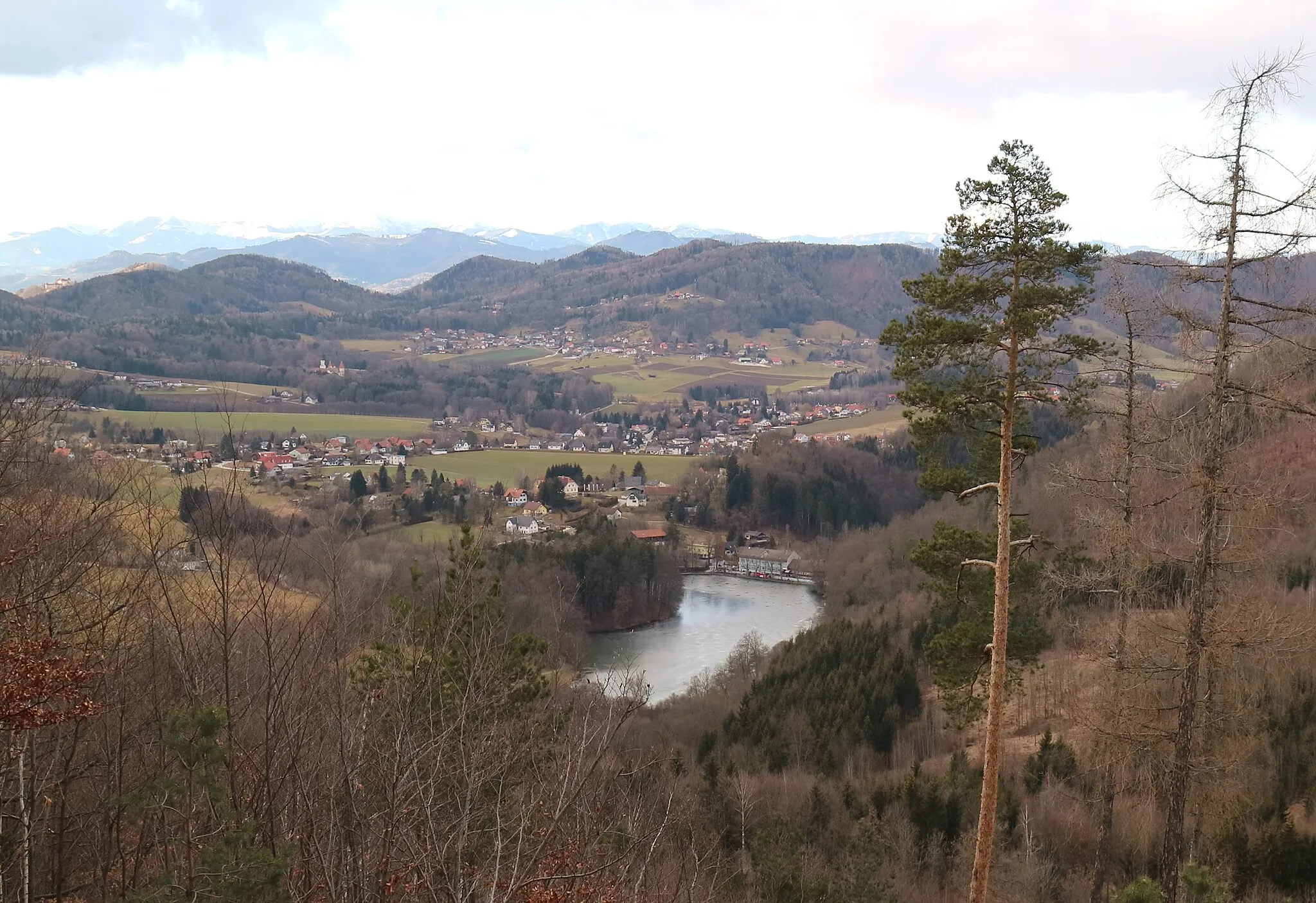 Photo showing: Blick vom Kollerberg auf einen Teil des Thaler Beckens, im Vordergrund der Thaler See, Graz-Eggenberg