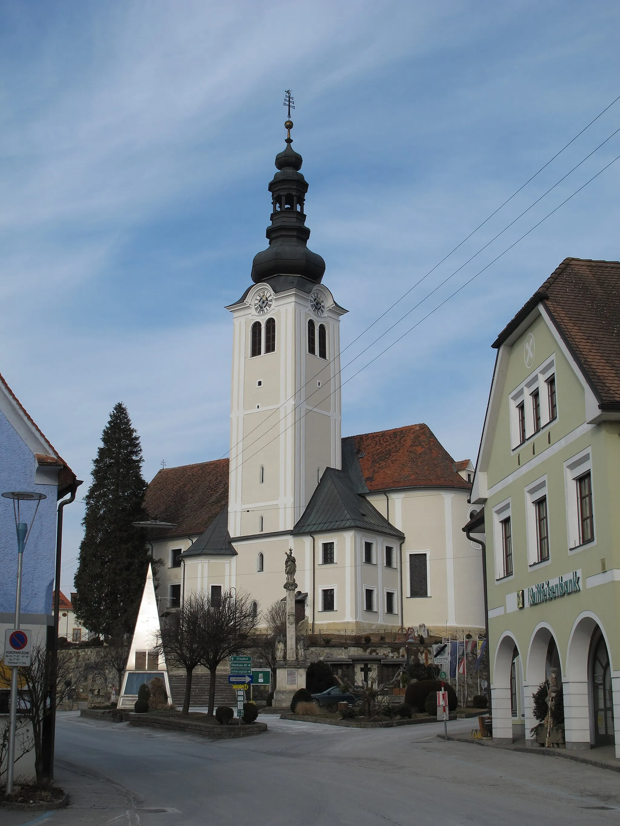 Photo showing: Pfarrkirche Sankt Ruprecht an der Raab, davor das Foucaultsches Pendel