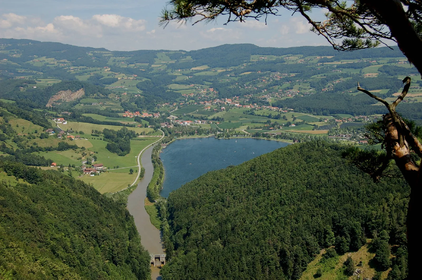 Photo showing: Stubenbergsee in Styria. View from Geierwand; left of the lake the river Feistritz can be seen.