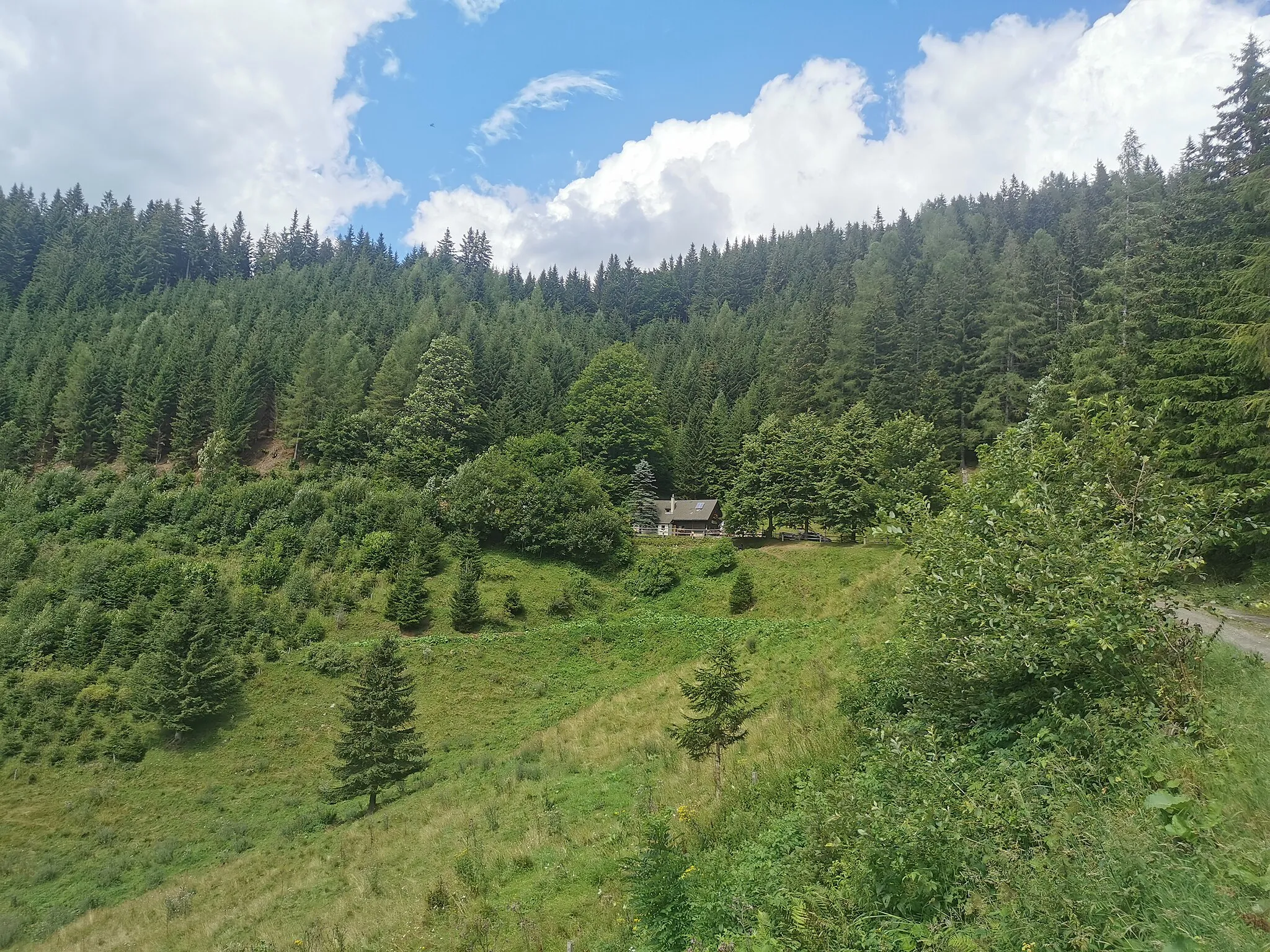 Photo showing: Die Utschmoaralm im südöstlichen Utschgraben am Weg zum Eisenpass.