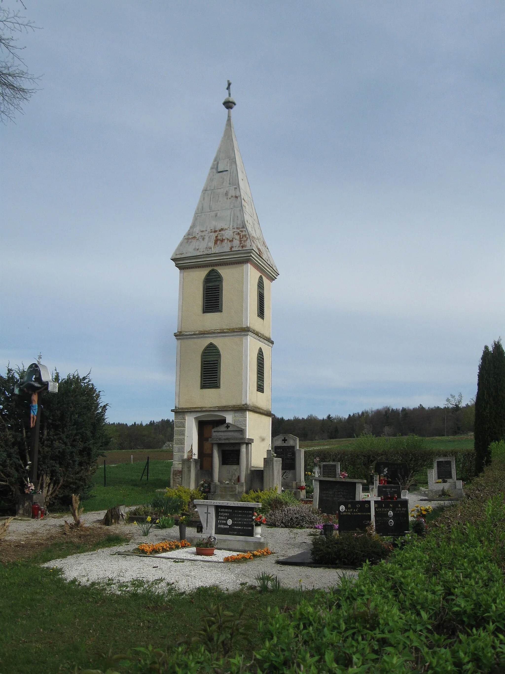 Photo showing: Pokopališče, ki so ga 1918 uredili priseljeni prekmurski evangeličani. Ohranjenih je petnajst grobov z železnimi in kamnitimi nagrobniki. Sestavni del pokopališča je kapela s šilasto zaključenimi okni in strmo streho, zgrajena 1935.