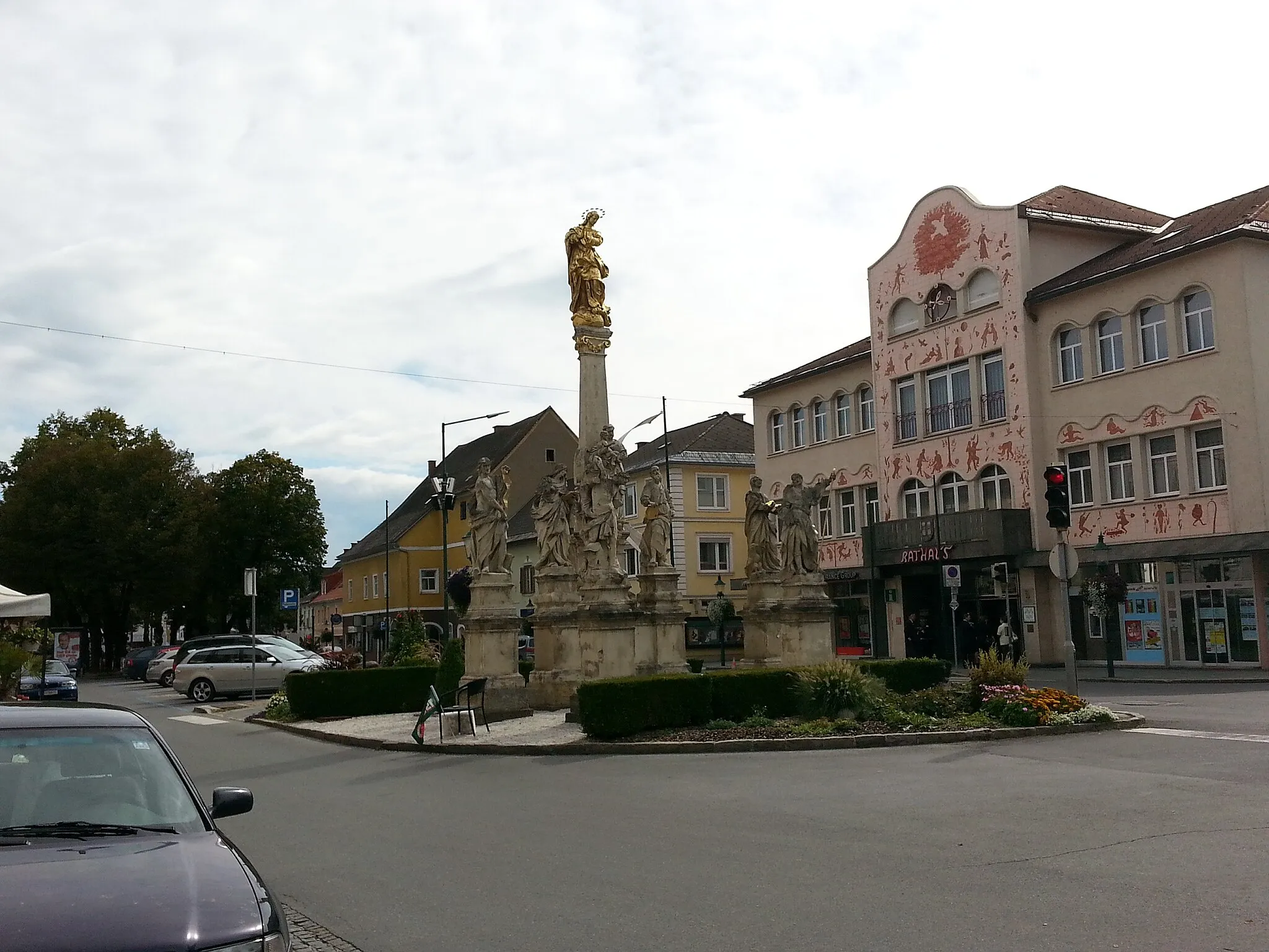 Photo showing: Mariensäule, dahinter das Rathaus mit der von Arik Brauer gestalteten Fassade