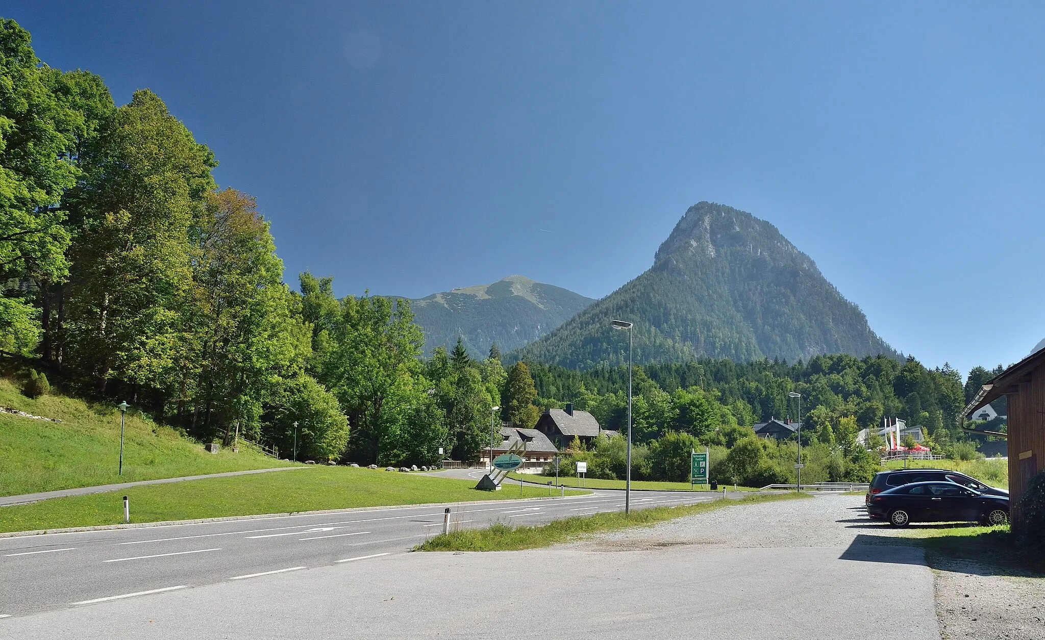 Photo showing: Gstatterboden, mit dem markanten Gstatterstein (1390m). Im Hintergrund der Tamischbachturm.