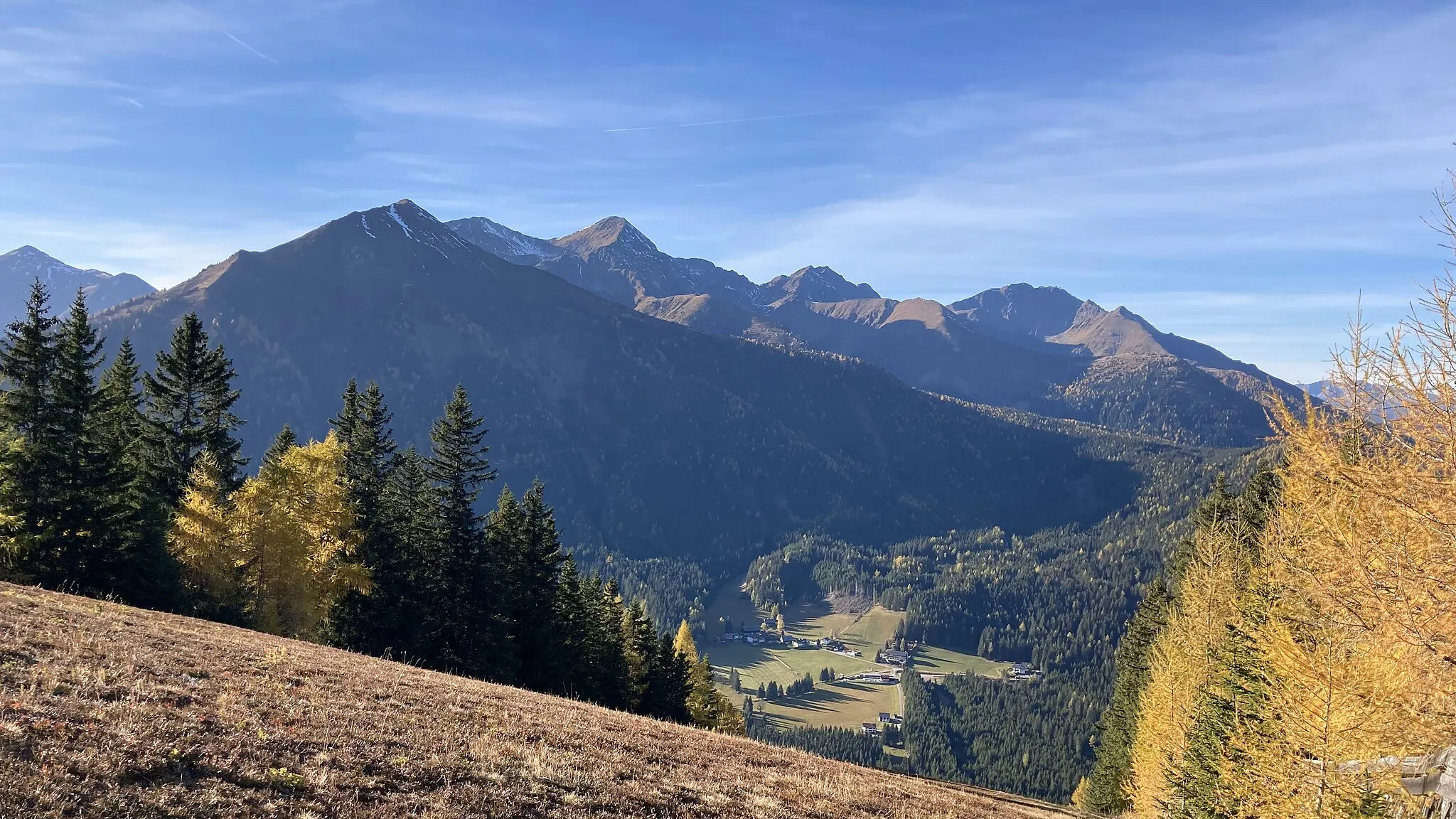 Photo showing: Dieses Bild zeigt das Bergpanorama mit Hengst und großem Bösenstein in Hohentauern im Herbst.