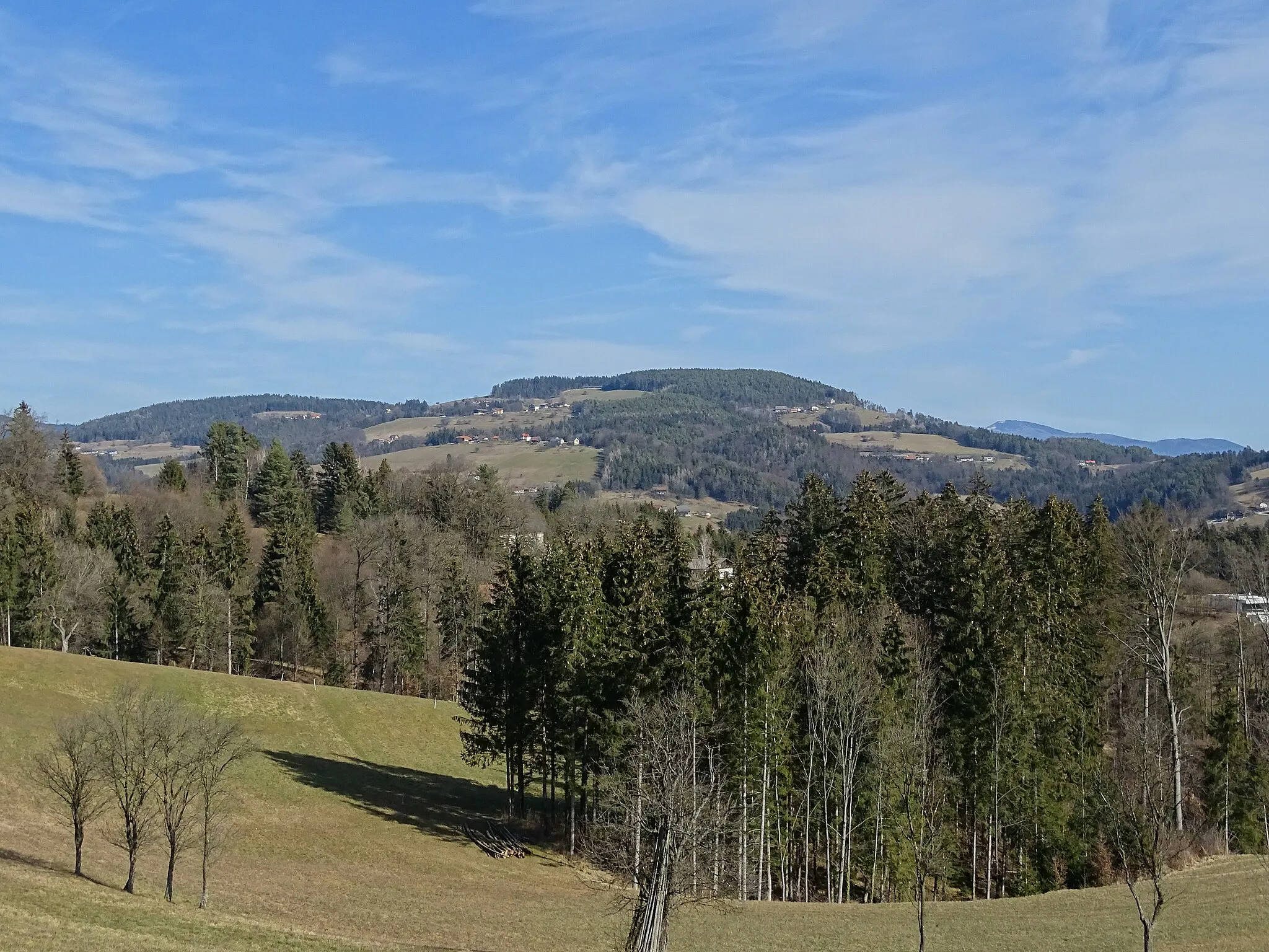 Photo showing: Blick von Südosten auf den Fuchskogel in Raßberg bei Stallhofen