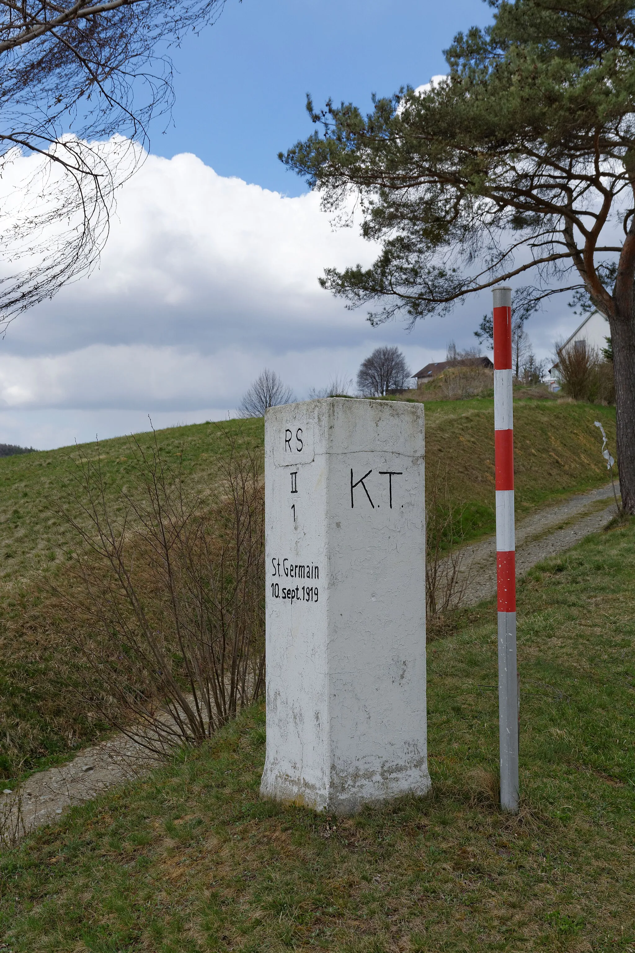 Photo showing: Tripoint boundary stone near Kalch, Municipality Neuhaus am Klausenbach, Burgenland and Waltra, Municipality St. Anna am Aigen, Styria (both Austria) and Ocinje, Municipality Rogašovci, Slovenia