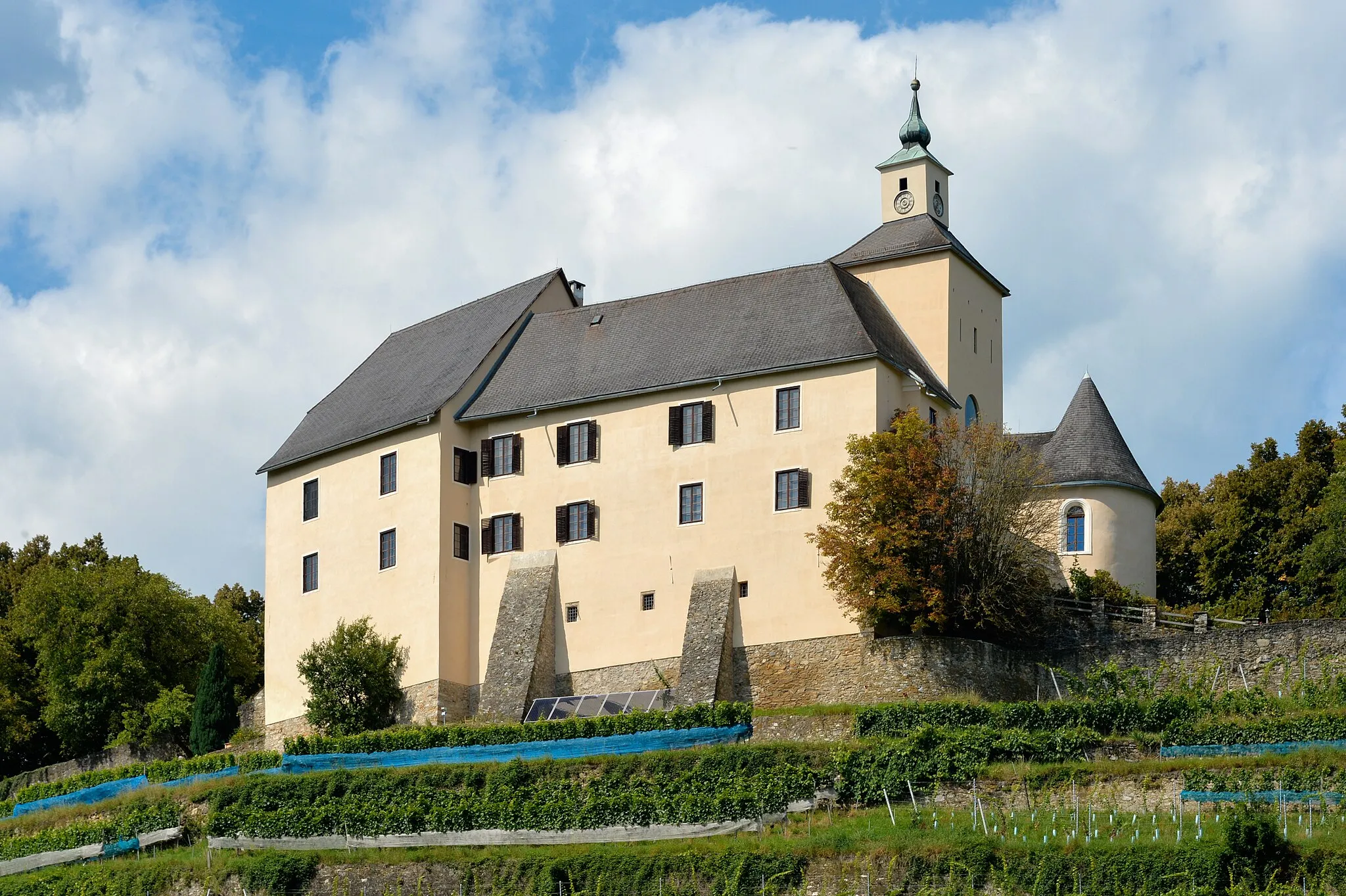 Photo showing: Castle Thuern with vineyard at Thuern, municipality Wolfsberg, district Wolfsberg, Carinthia, Austria, EU