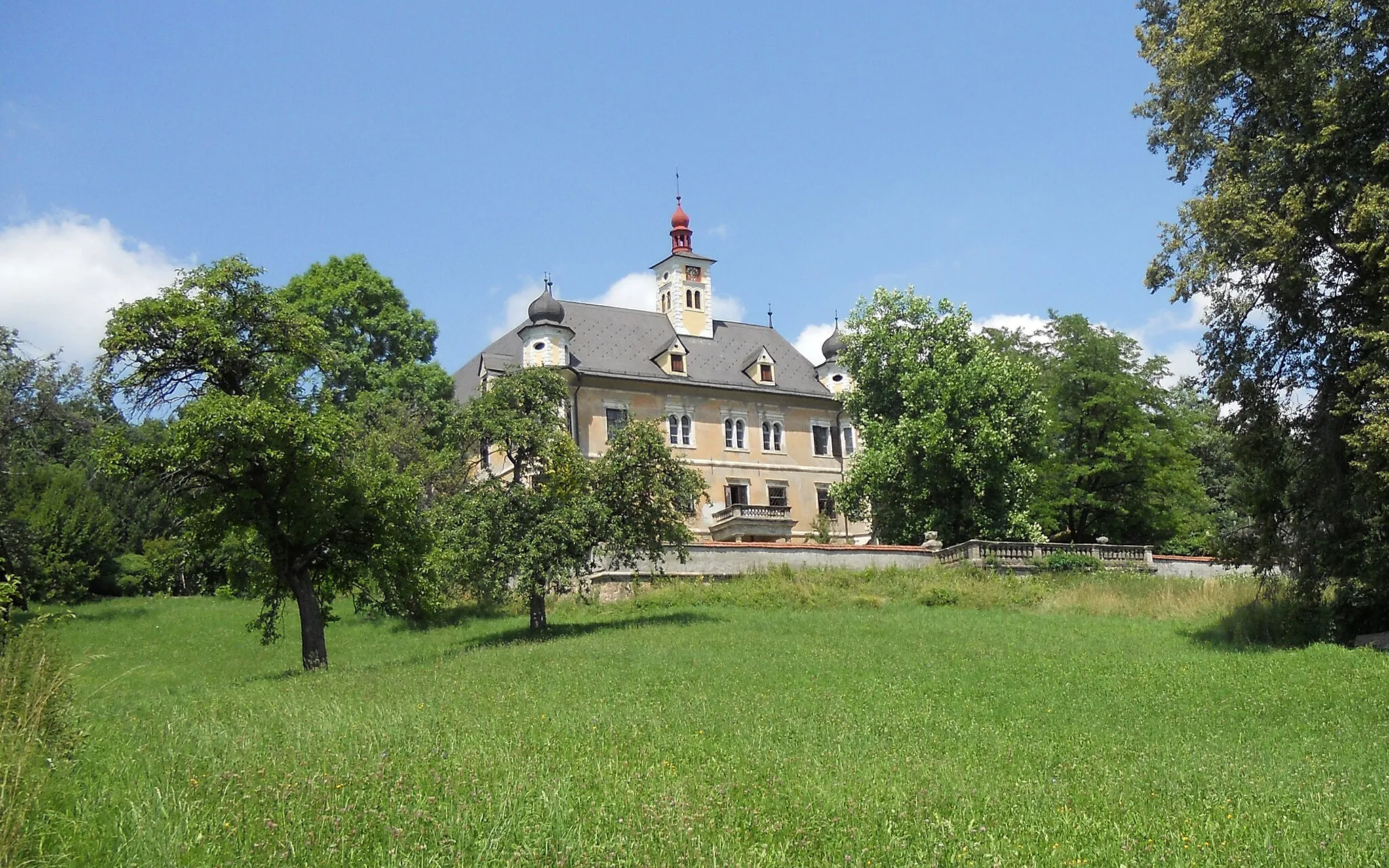 Photo showing: Renaissance castle Spielberg, built in 1570 - showing south façade and clock tower.