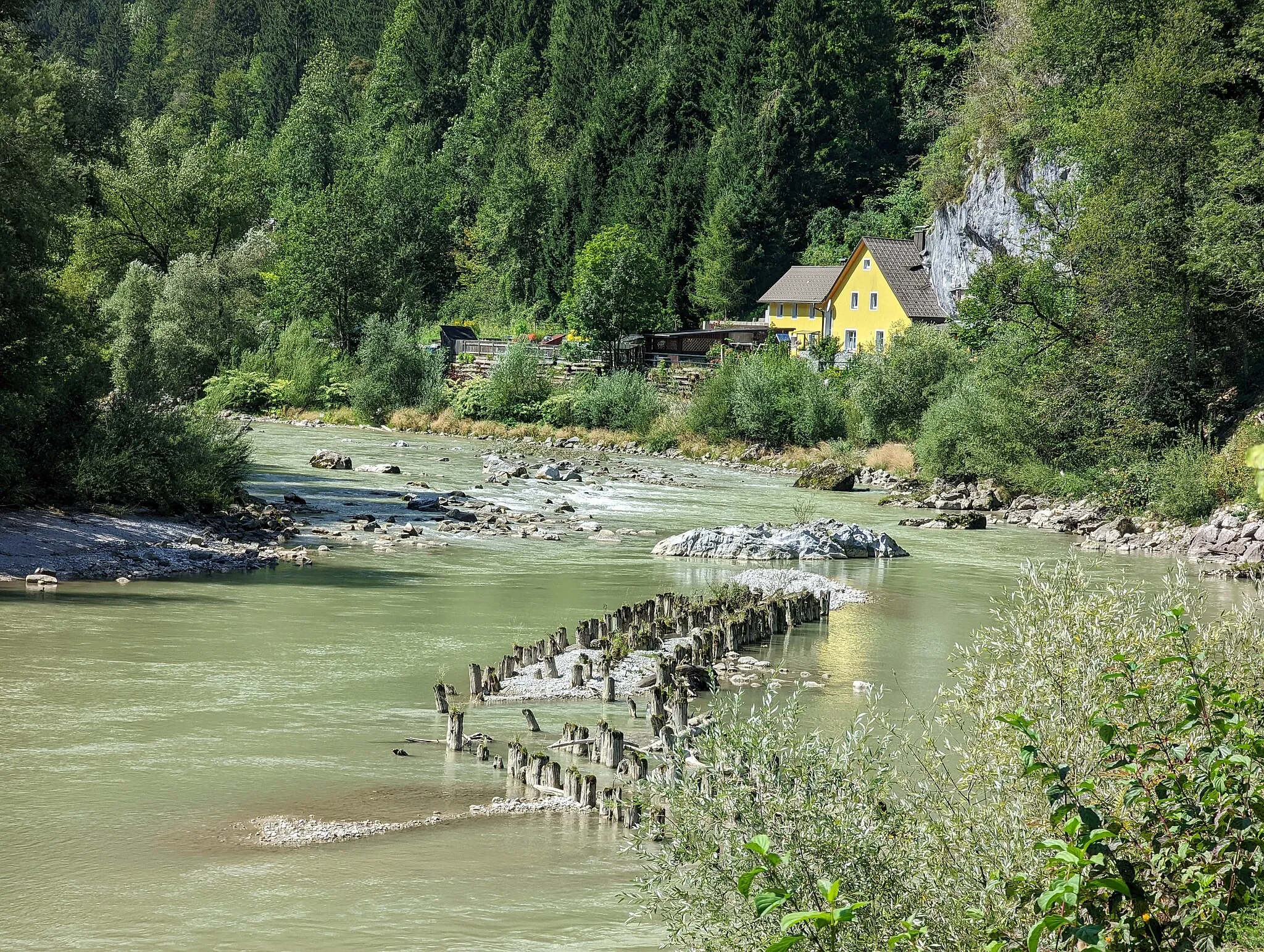 Photo showing: Reste des Hieflauer Rechens in der Enns